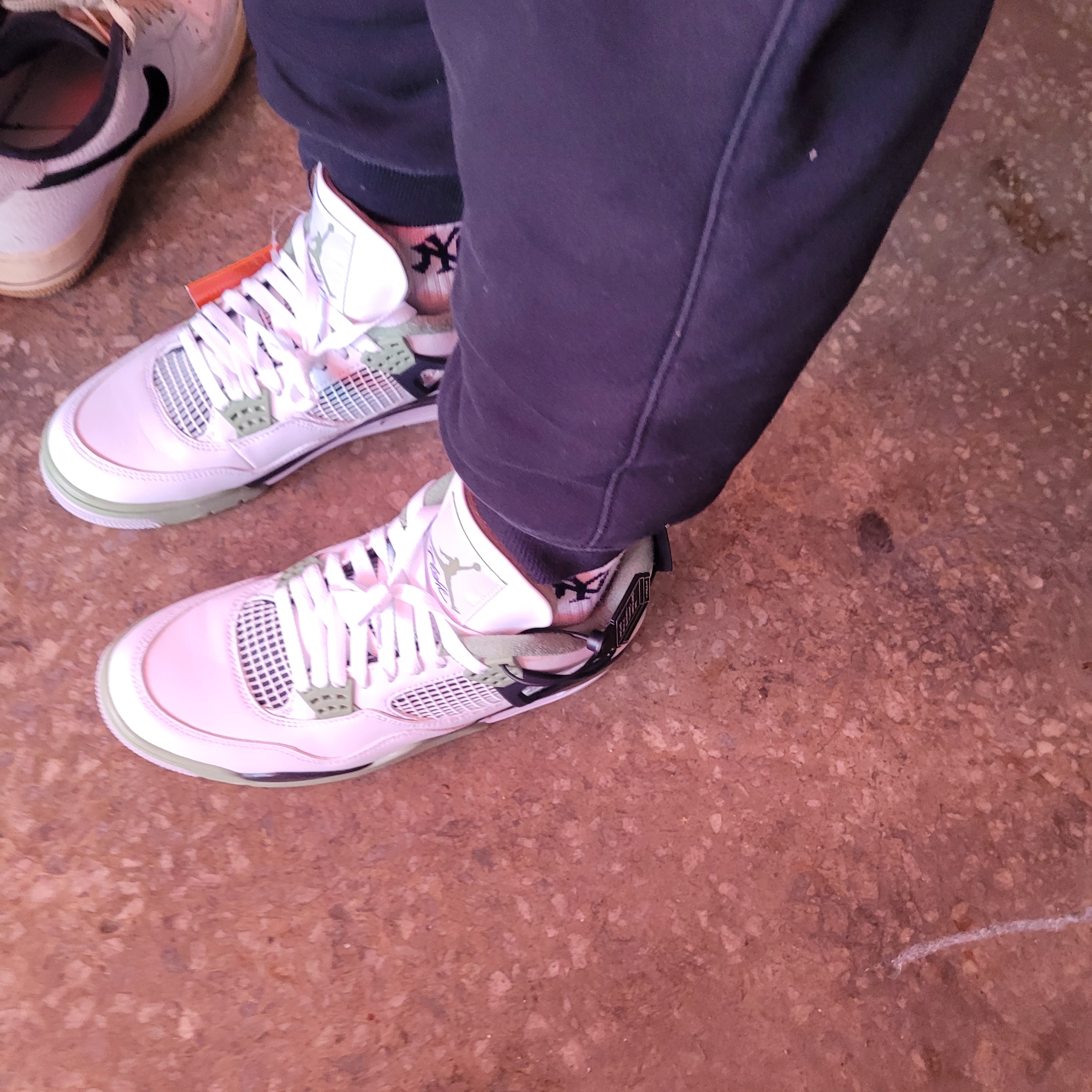 (W) Jordan 4 Retro Oil Green 착용 스타일 - 3