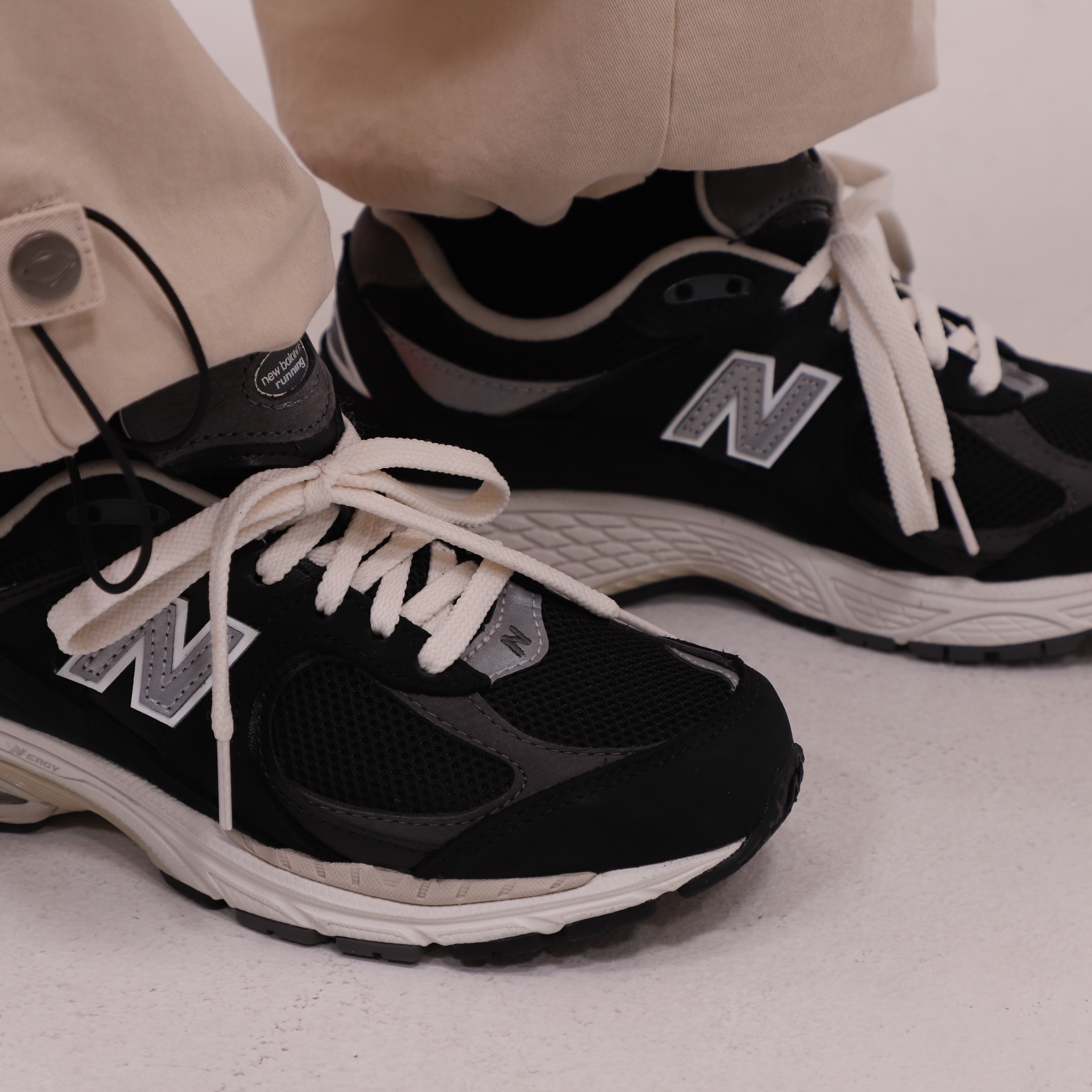 New Balance 2002R Premium Vintage Black 착용 스타일 - 1