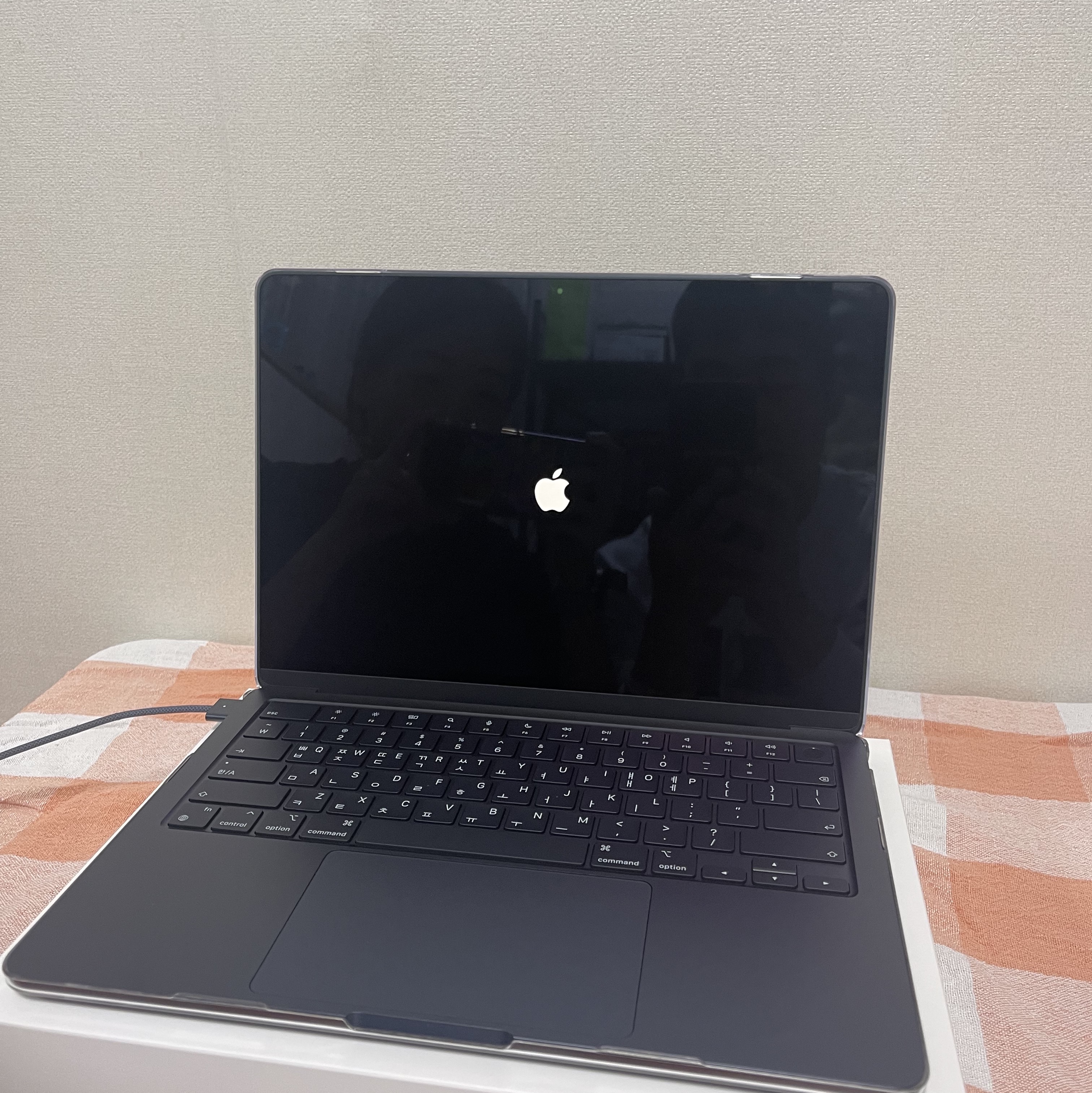 Apple 2022 MacBook Air 13 M2 256GB SSD / 8GB RAM Midnight (Korean Ver.) 착용 스타일