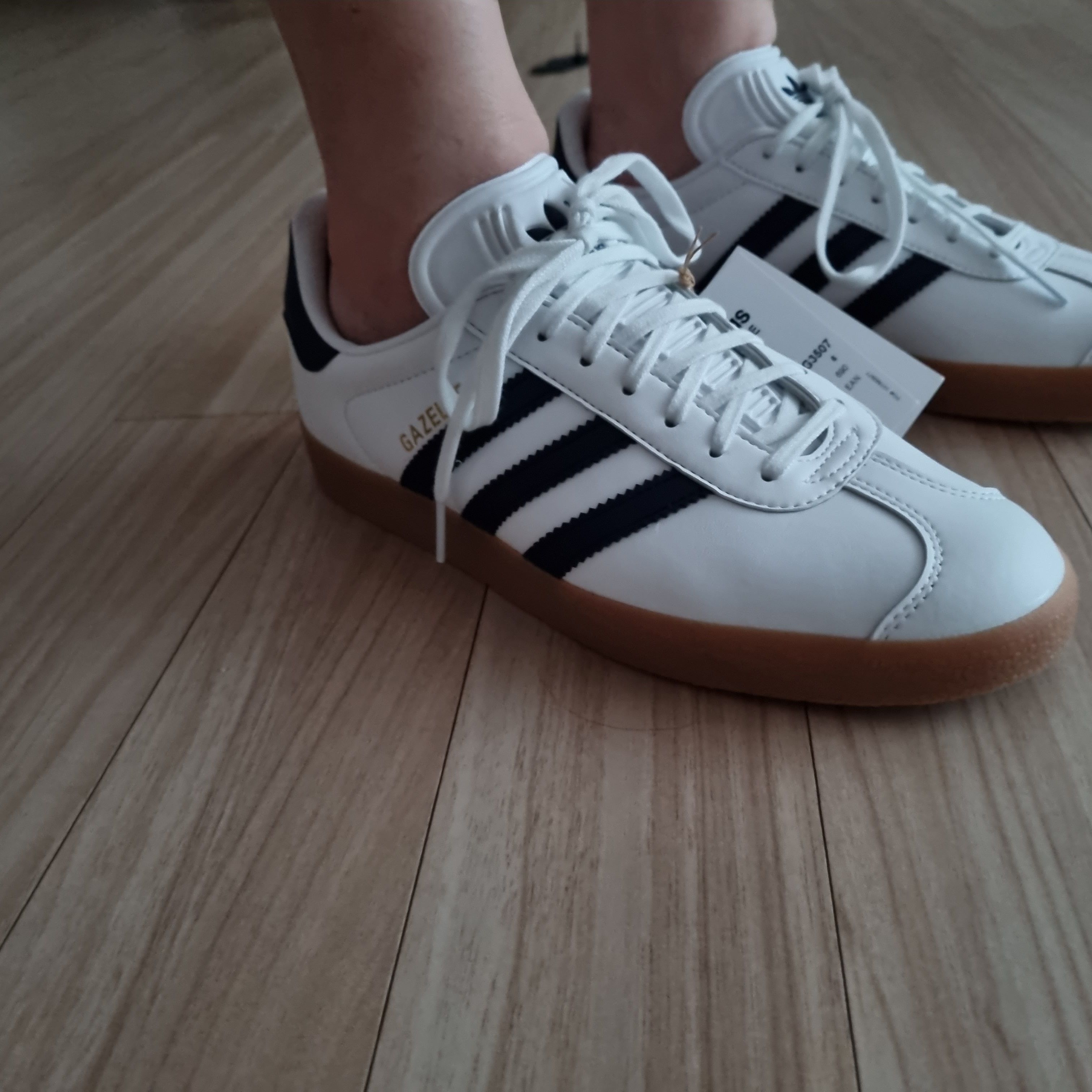 Adidas Gazelle White Collegiate Navy 착용 스타일 - 2