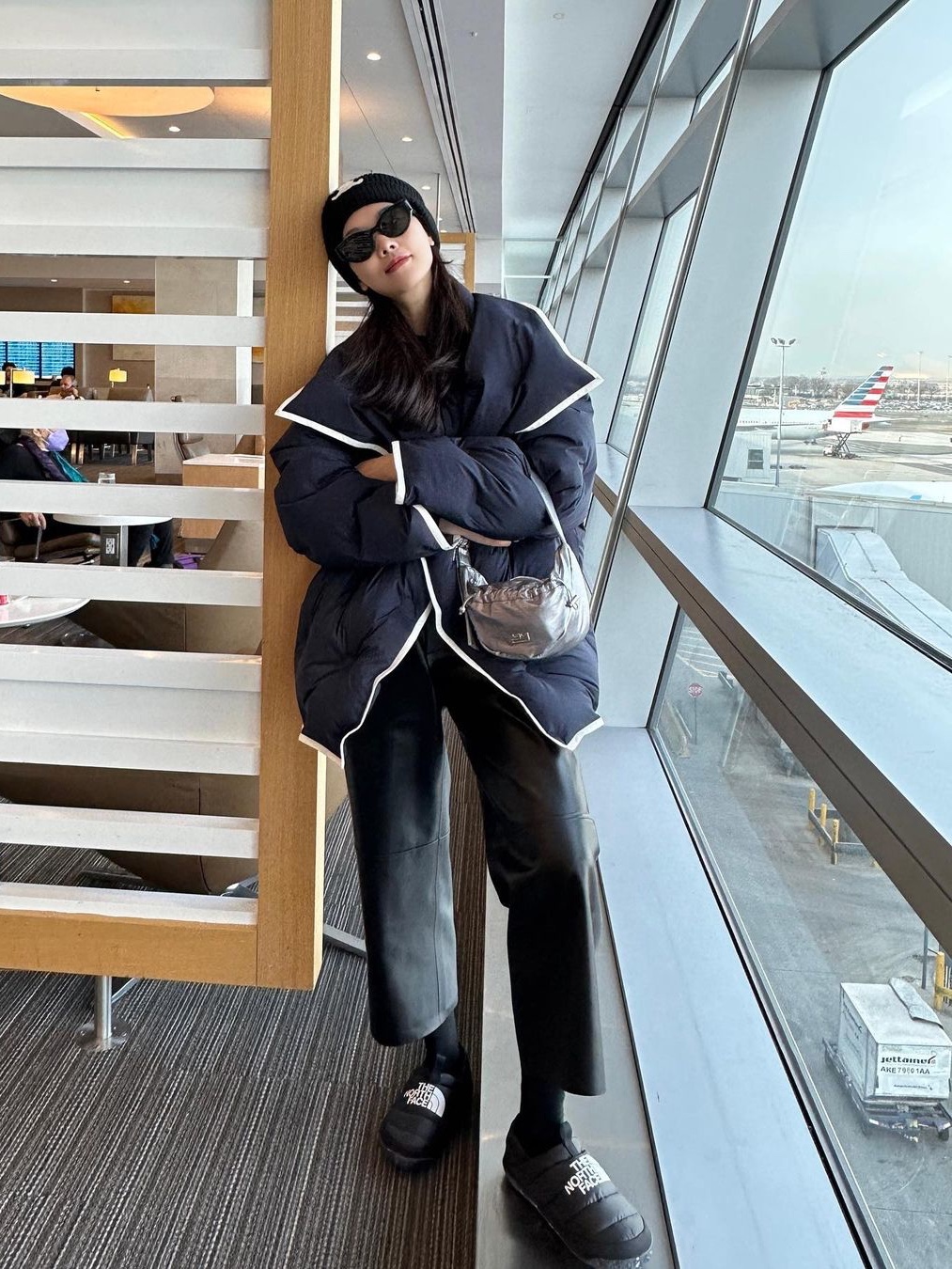 (W) Celine Triomphe Cloche Hat in Seamless Cashmere Black 착용 스타일 - 1