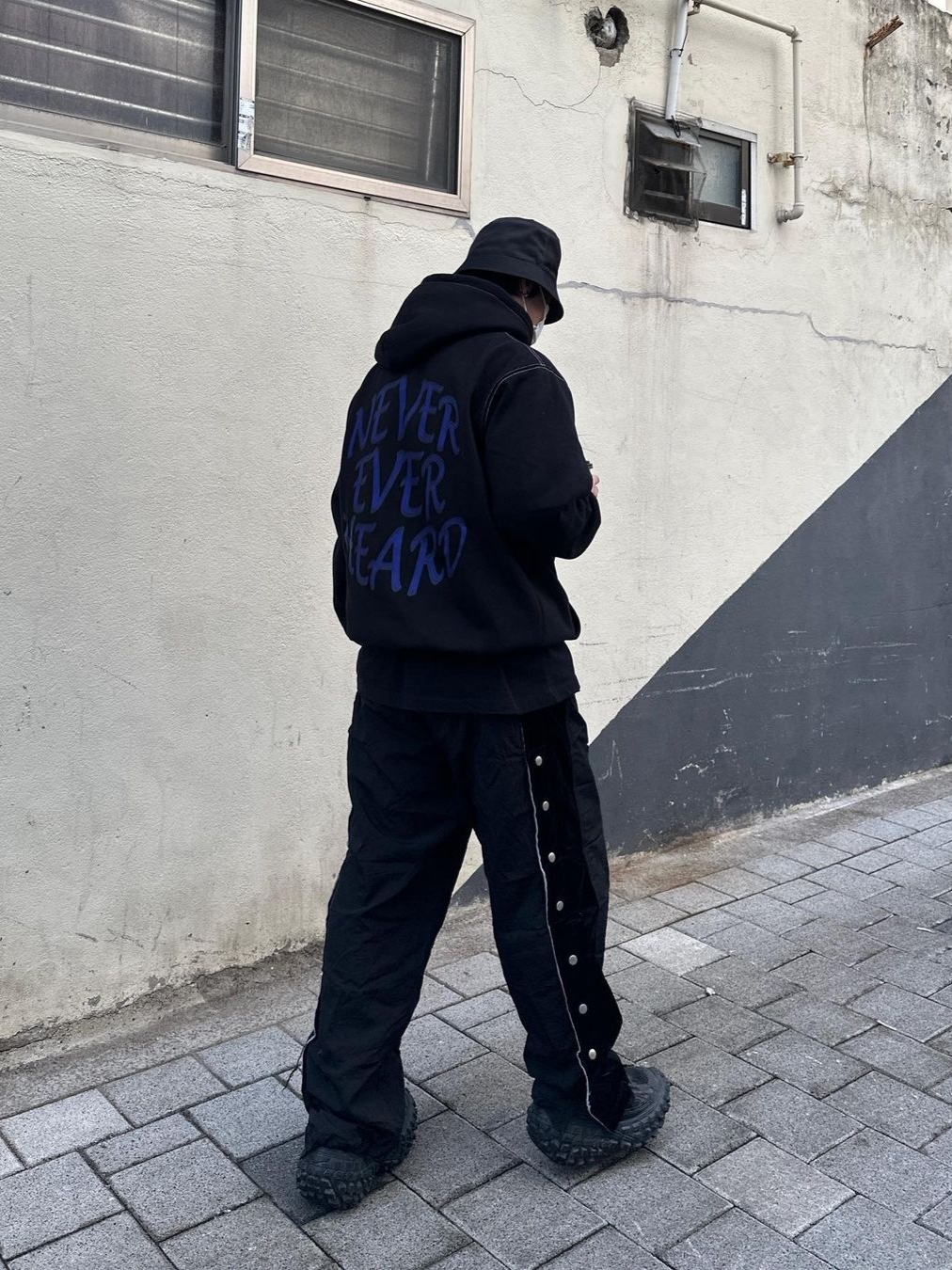 AOP Snap Track Pants Meta Black, Balenciaga Defender Sneakers Black 착용 스타일 - 1