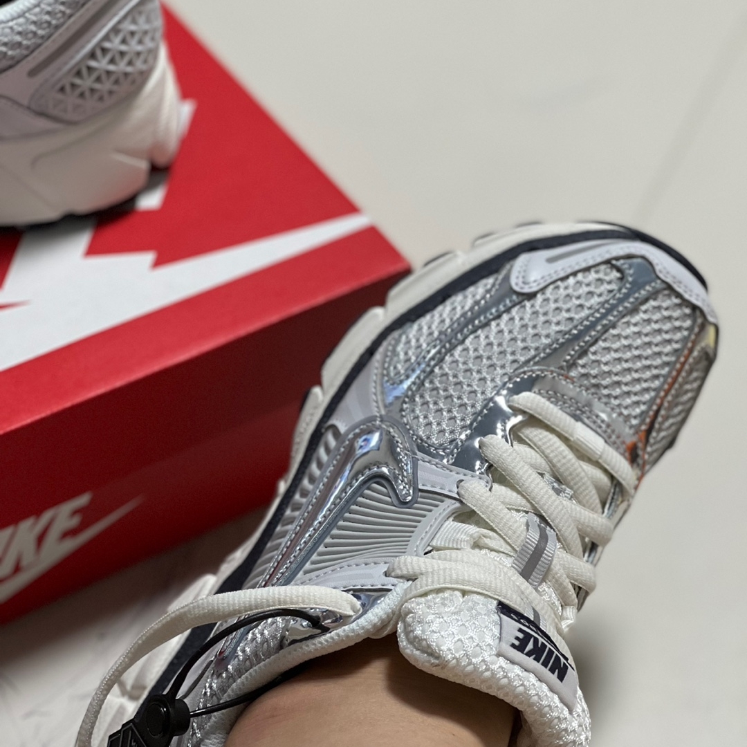 (W) Nike Zoom Vomero 5 Photon Dust and Metallic Silver 착용 스타일 - 2