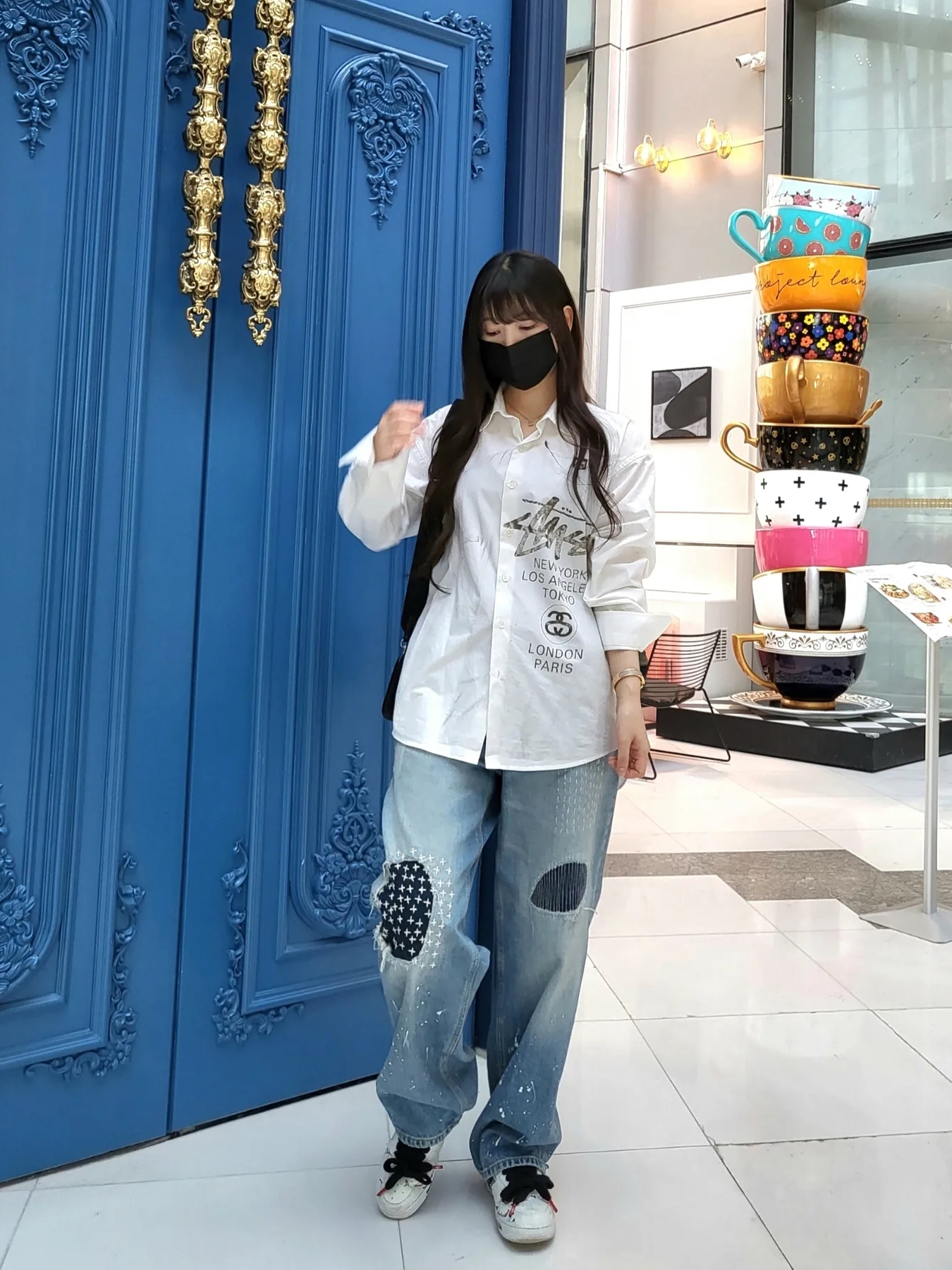 Stussy World Tour Shirt White, Zara x Ader Error Patchwork Jeans Blue 착용 스타일 - 2