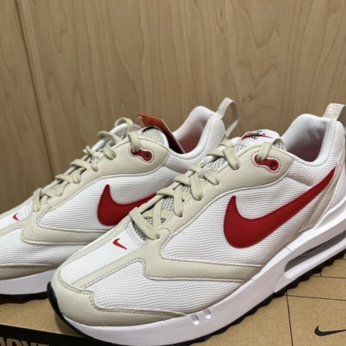 Nike Air Max Dawn Light Bone University Red 착용 스타일