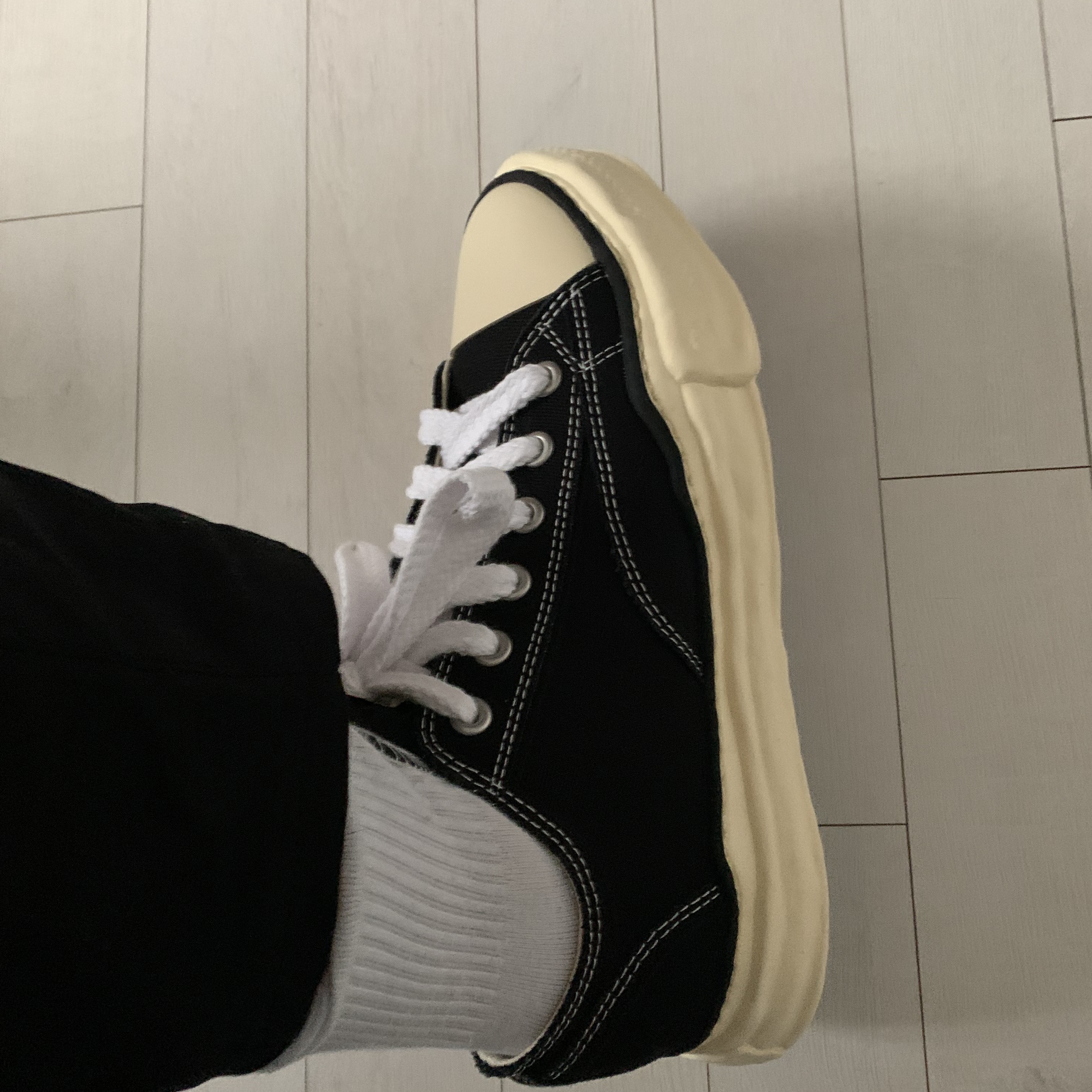 Maison Mihara Yasuhiro Peterson VL OG Sole Canvas Low-top Sneakers Black 착용 스타일 - 3