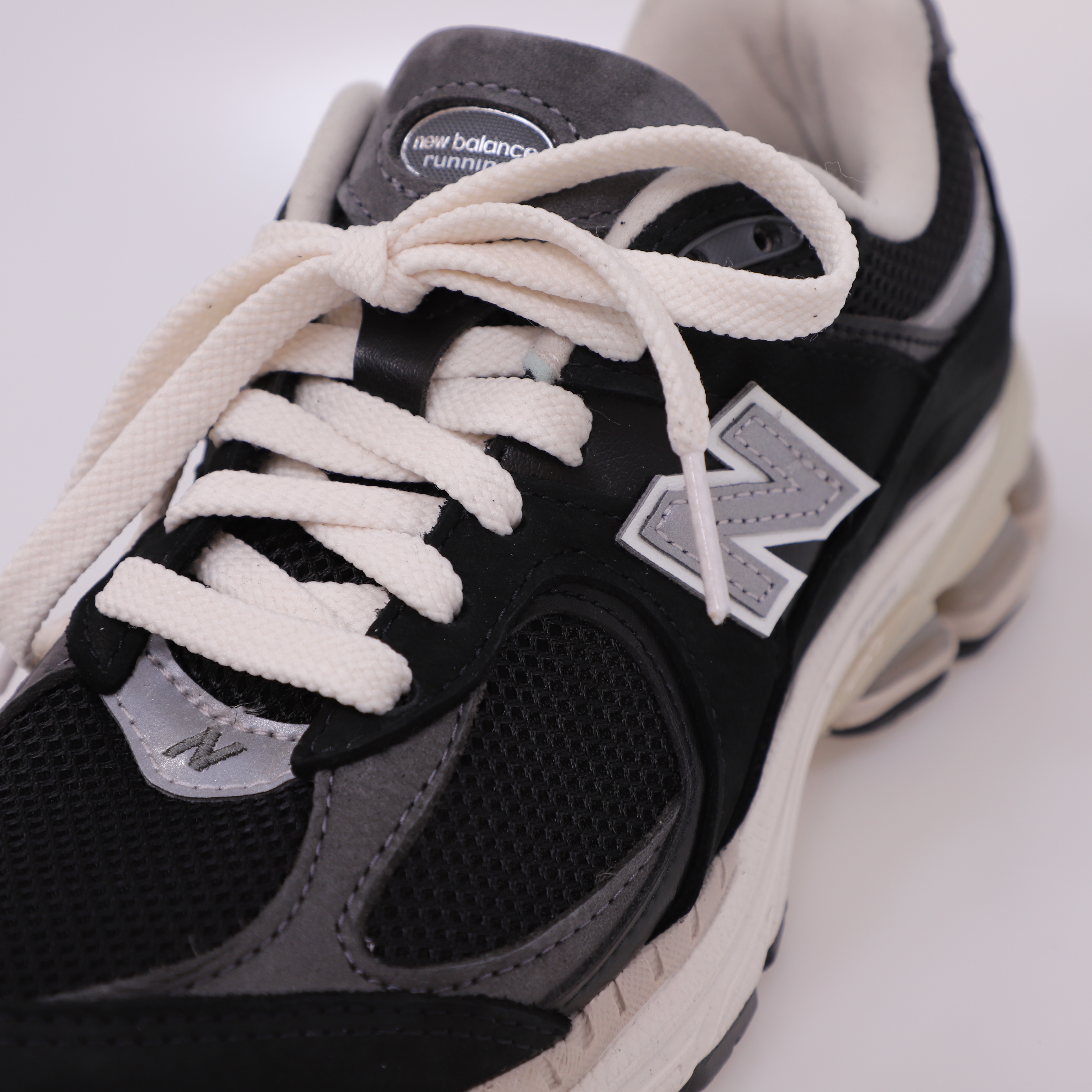 New Balance 2002R Premium Vintage Black 착용 스타일 - 3