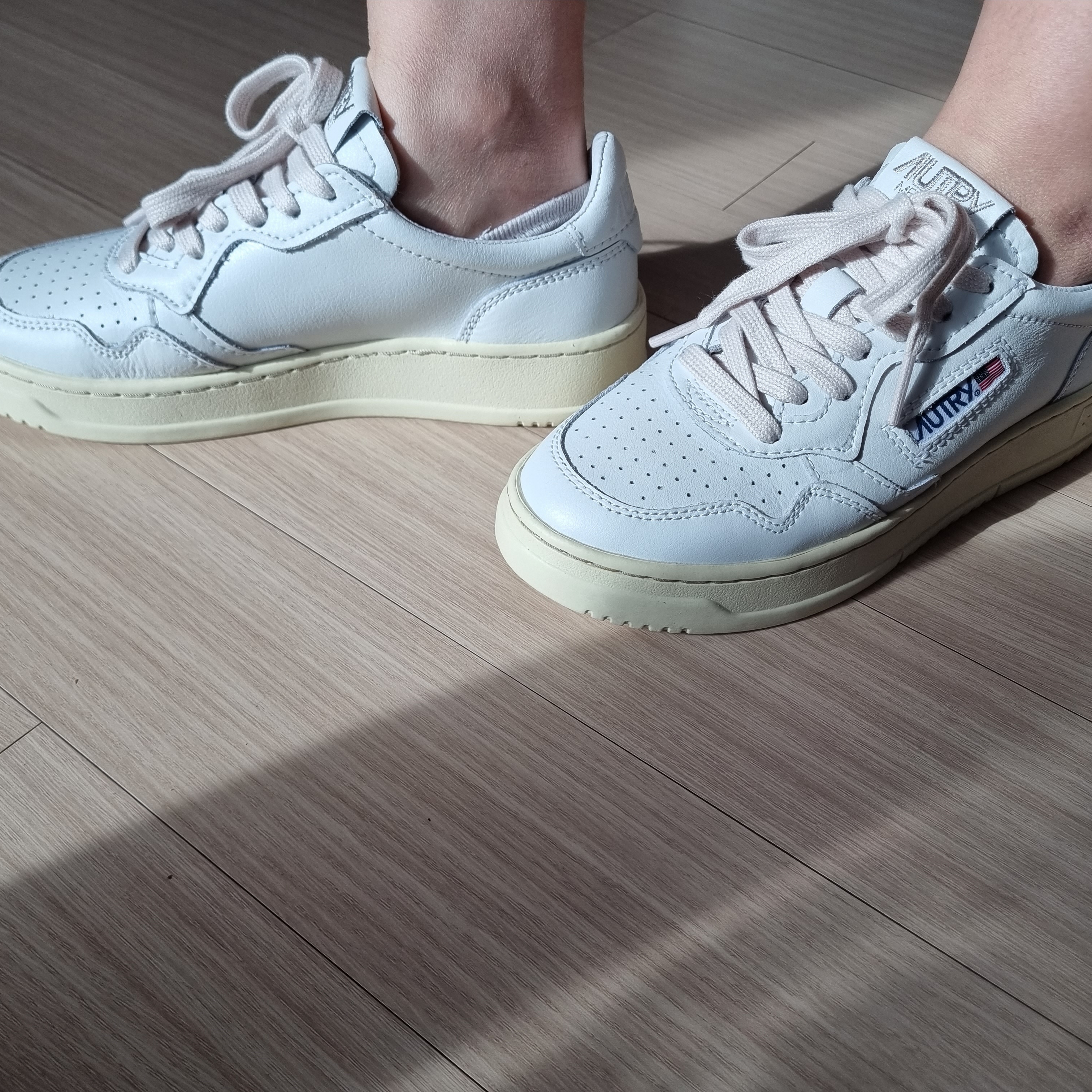(W) Autry Medalist Low Leather Sneakers White 착용 스타일 - 3