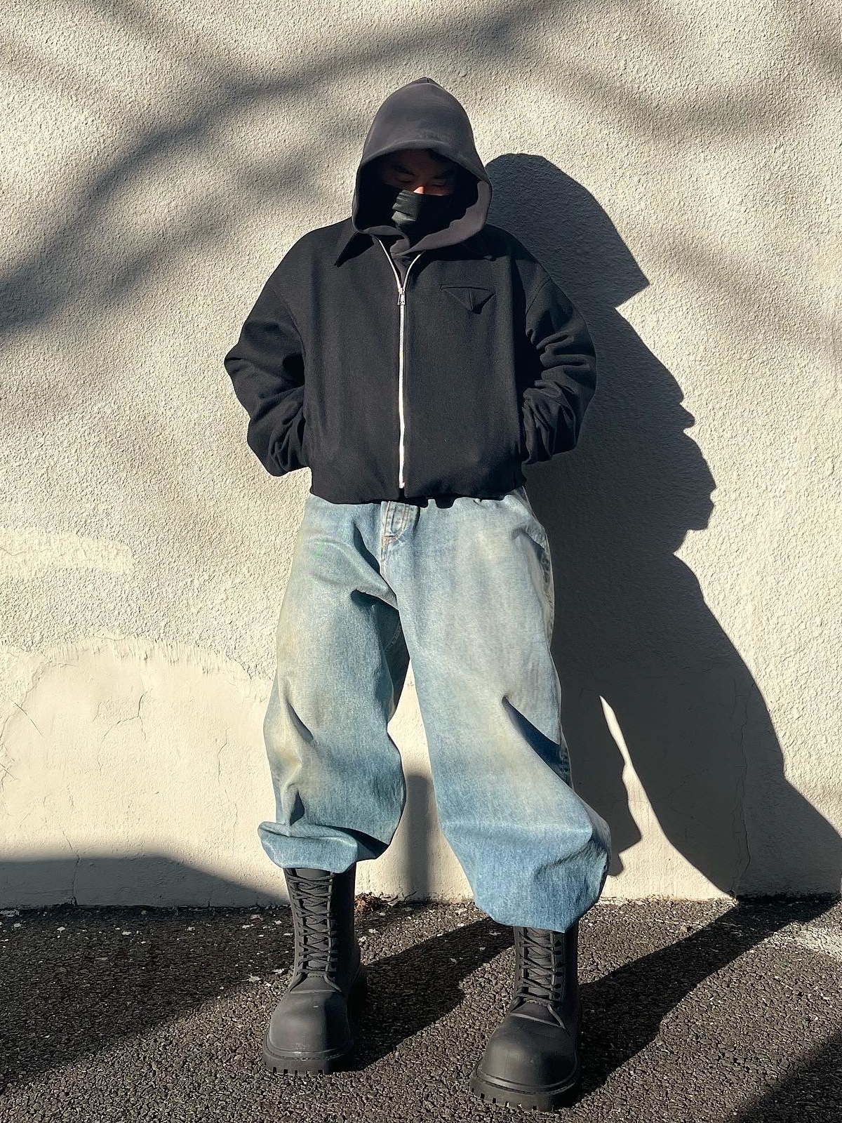 Balenciaga Large Baggy Jeans in Blue Coated Soft Denim, Balenciaga XL Army Boots Full Eva Black 착용 스타일 - 1