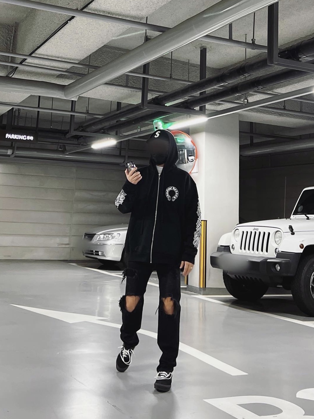 Chrome Hearts Horseshoe Floral Fleece Zip-Up Hoodie Black, Vans x Neighborhood ComfyCush Era Black 착용 스타일 - 2