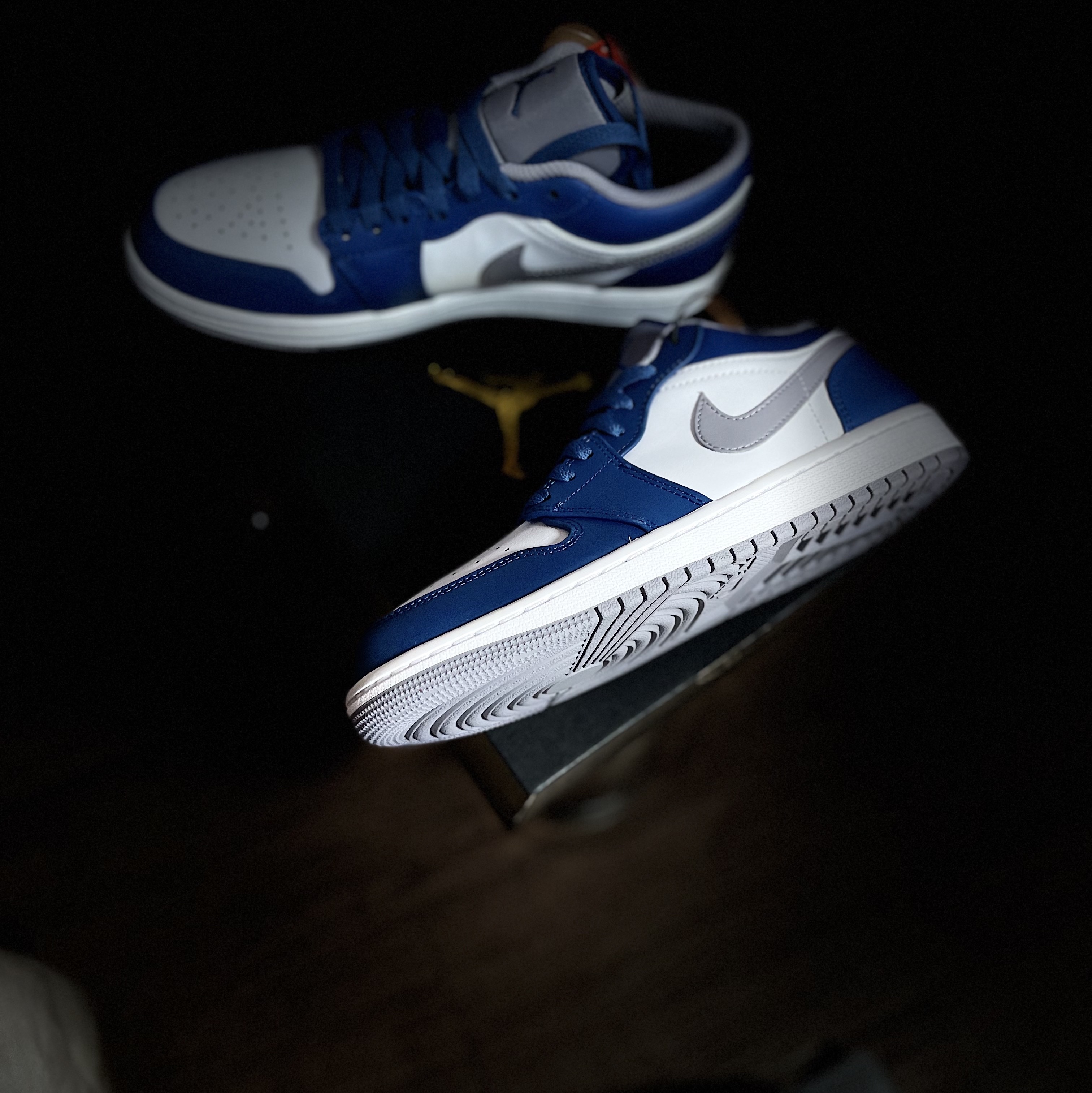 Jordan 1 Low True Blue Cement Grey 착용 스타일 - 1