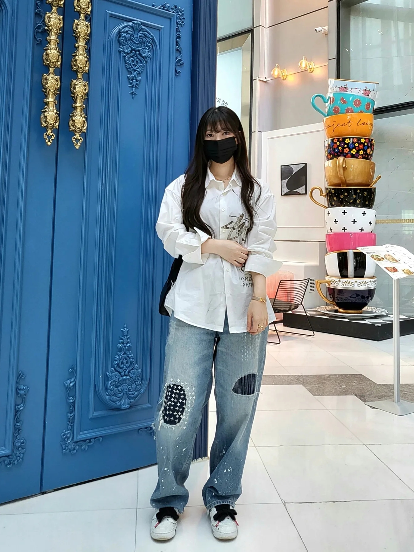 Stussy World Tour Shirt White, Zara x Ader Error Patchwork Jeans Blue 착용 스타일 - 1