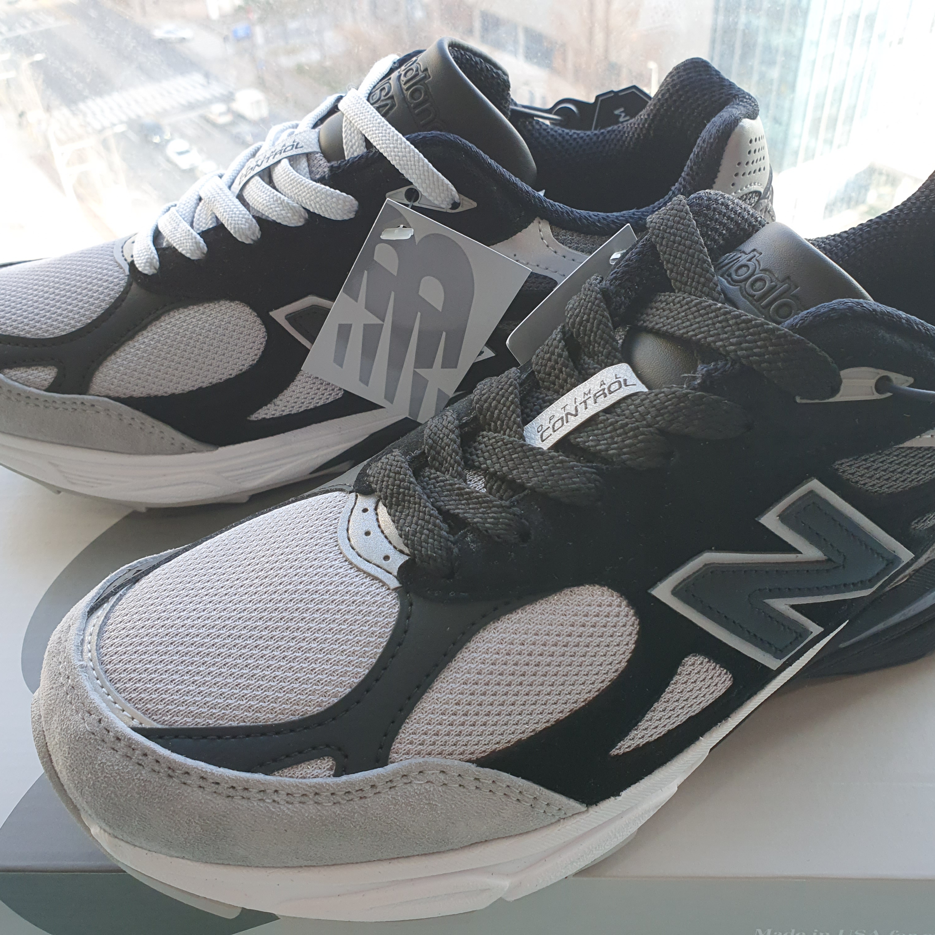 New Balance x DTLR 990v3 Grey Scale 착용 스타일 - 2
