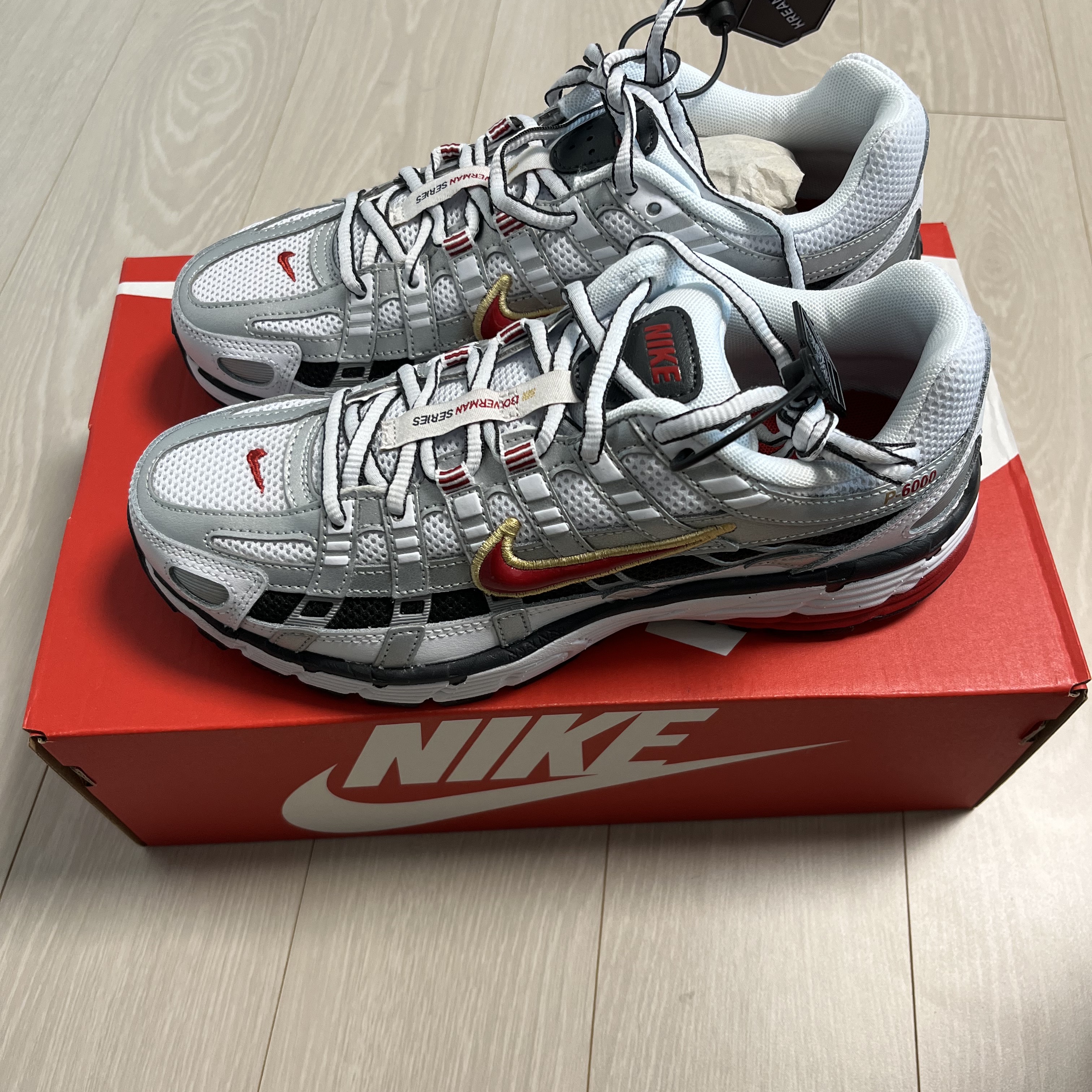 (W) Nike P-6000 Metallic Silver Red 착용 스타일 - 2