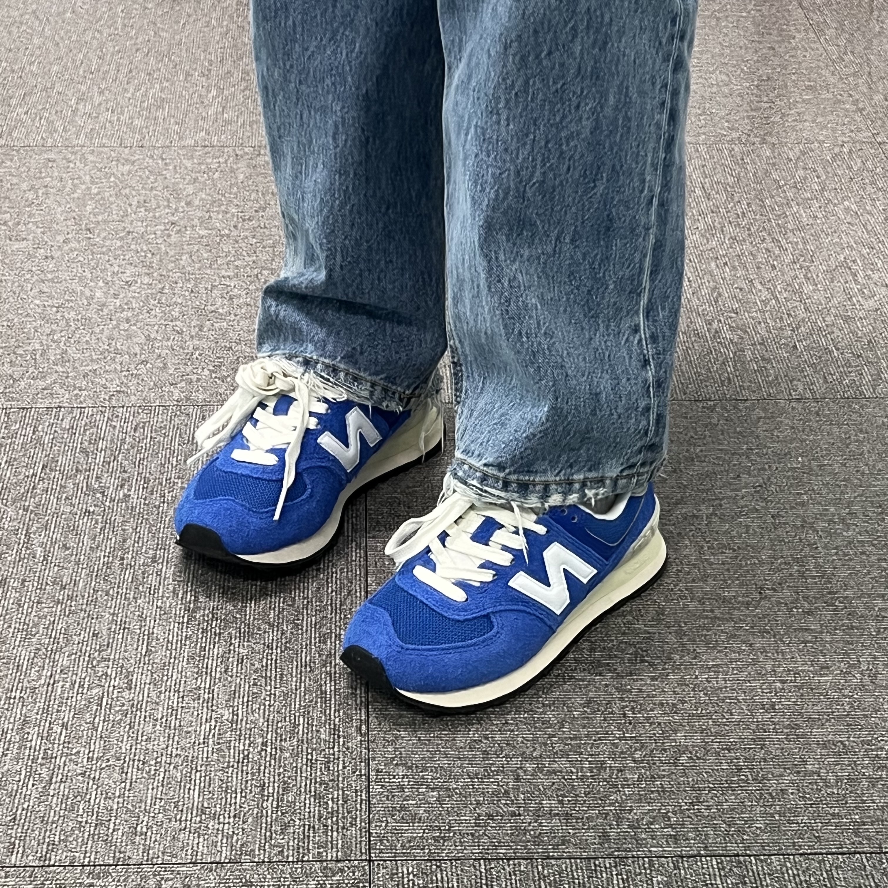 New Balance 574 Heritage Blue White 착용 스타일