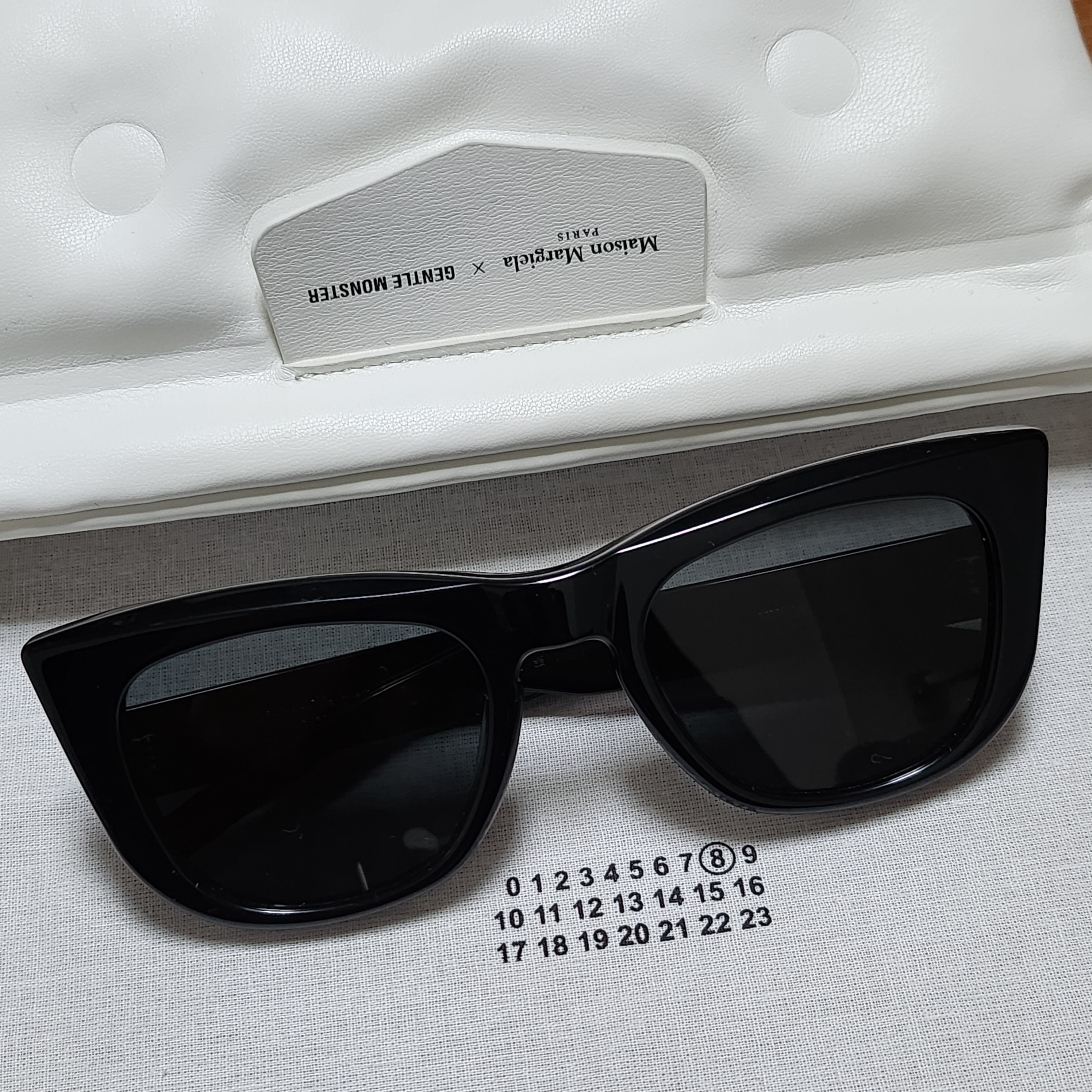Gentle Monster x Maison Margiela MM008 Black Black 착용 스타일 - 2