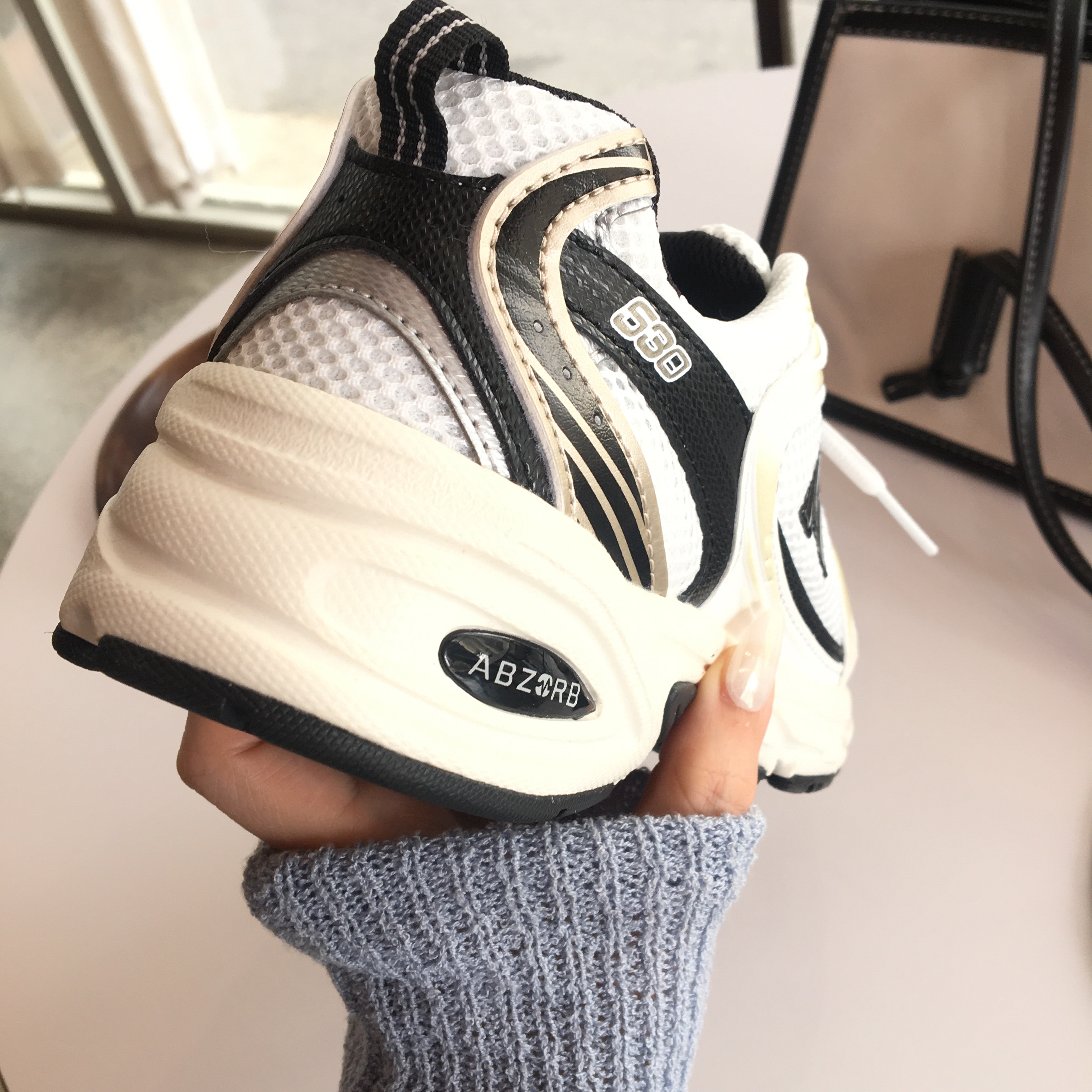 New Balance 530 White Gold 착용 스타일 - 2