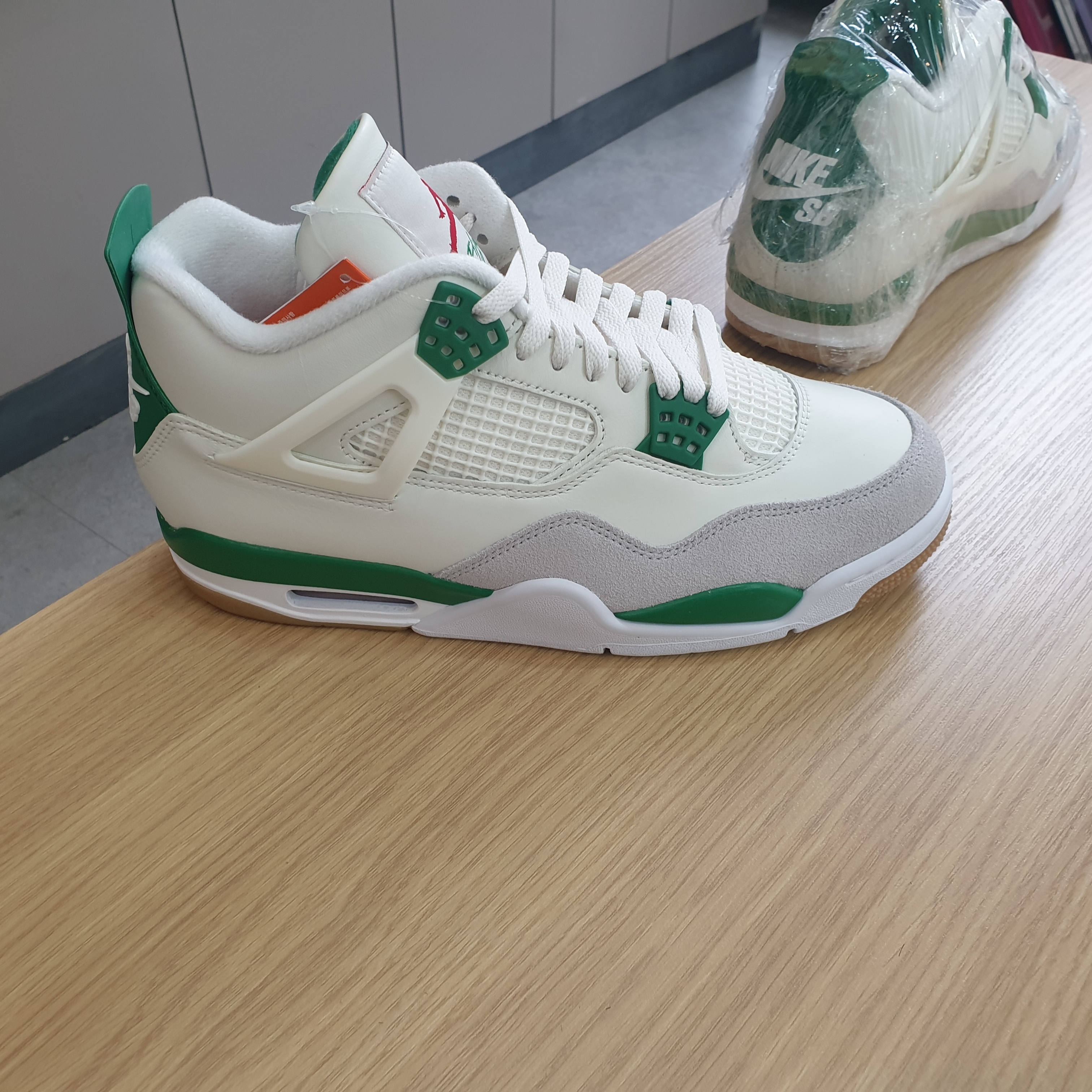 Jordan 4 x Nike SB Retro SP Pine Green 착용 스타일 - 3