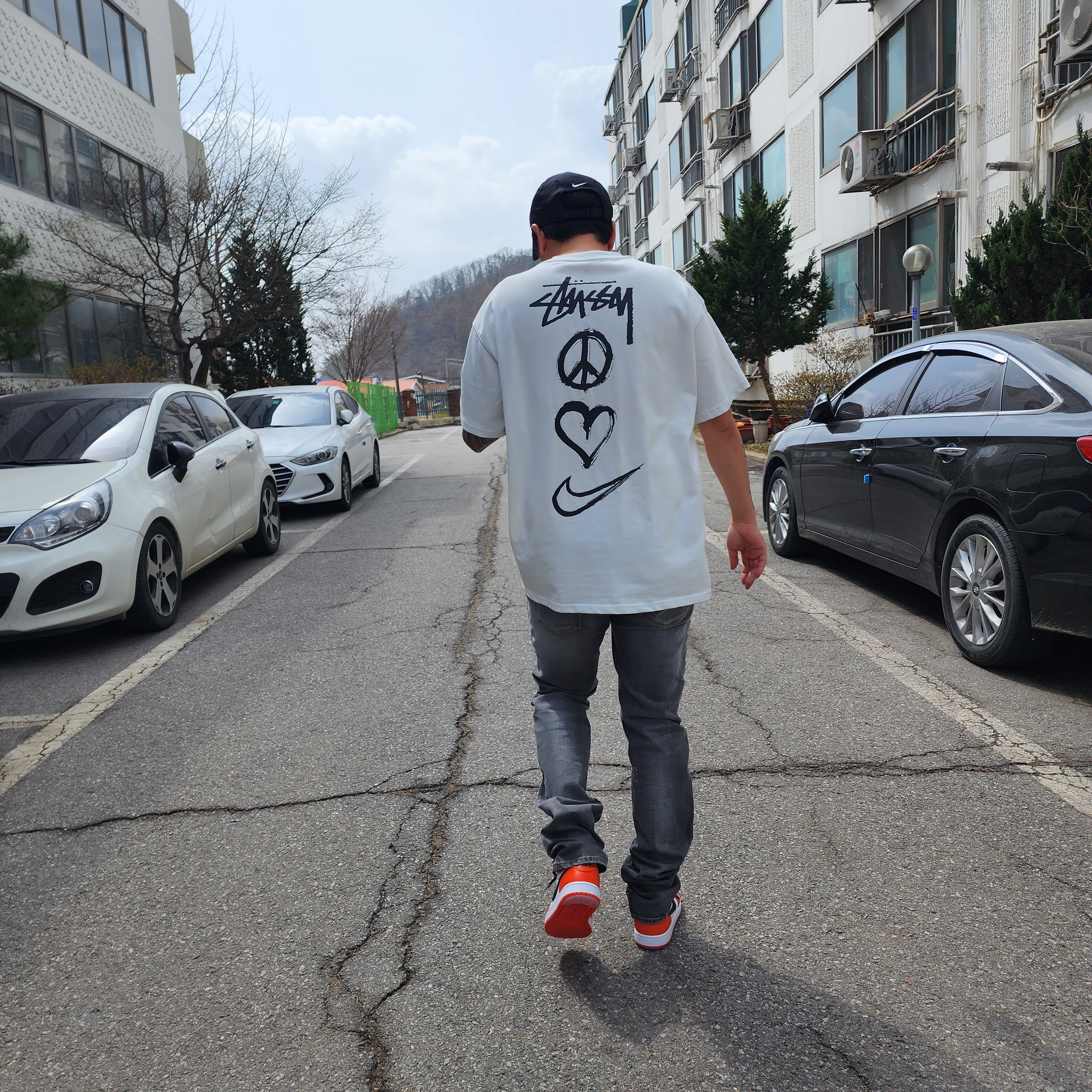 (W) Jordan 1 Low OG Starfish, Nike x Stussy NRG RA T-Shirt Summit White (DM4942-121) 착용 스타일 - 1