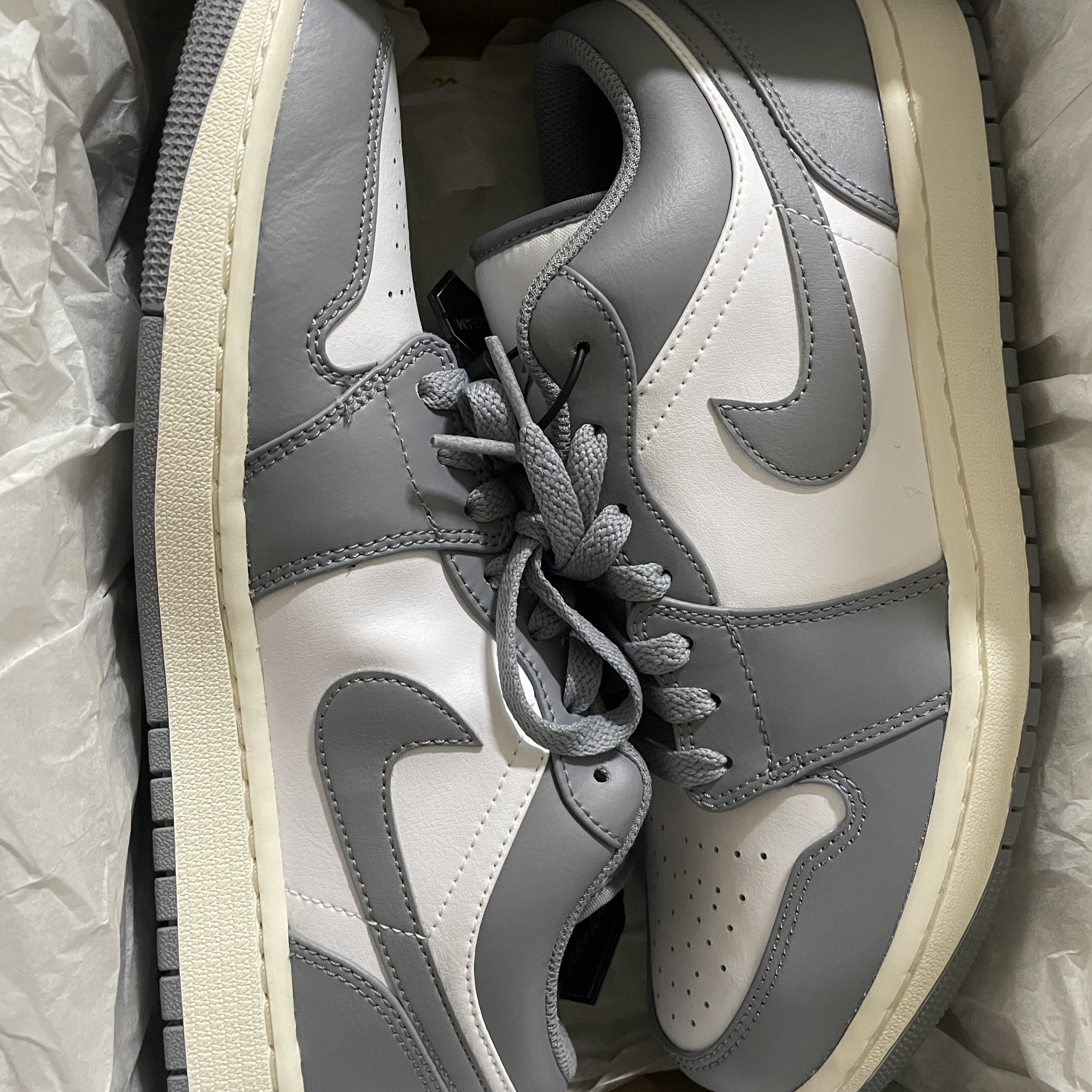 Jordan 1 Low Stealth and White 착용 스타일