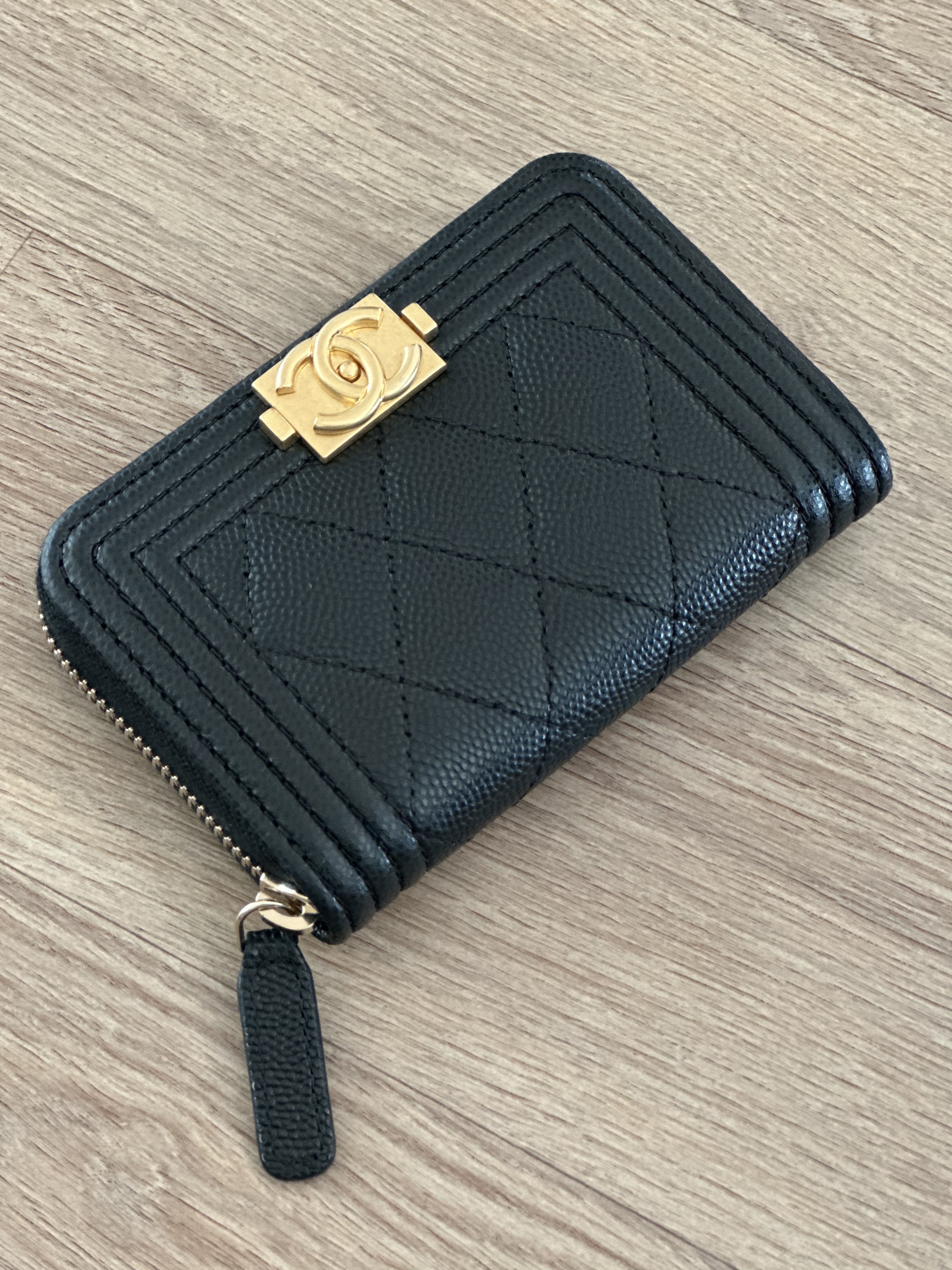 Chanel Boy Chanel Zipped Coin Purse Grained Calfskin & Gold Black 착용 스타일