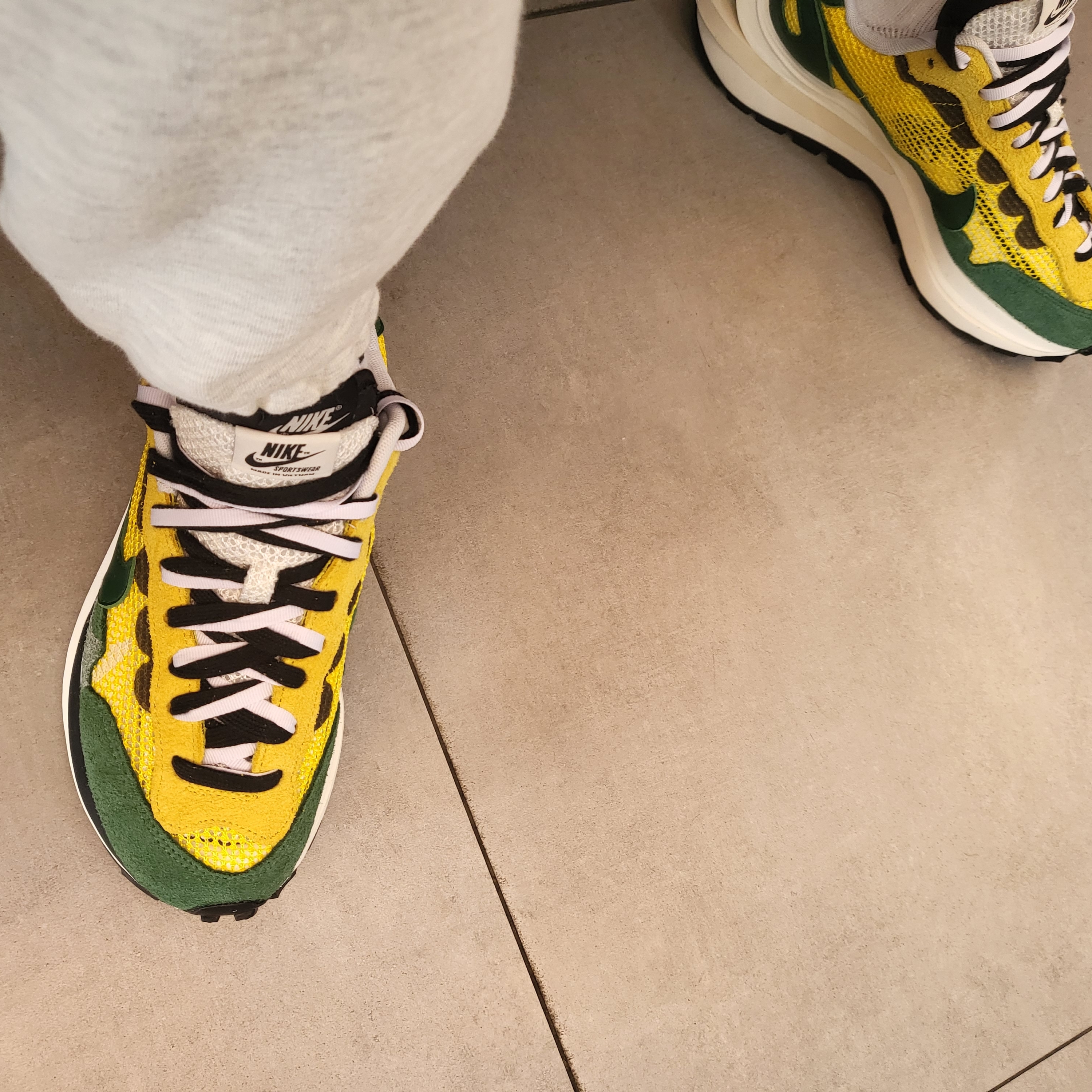 Nike x Sacai VaporWaffle Tour Yellow & Gorge Green Sail 착용 스타일 - 3