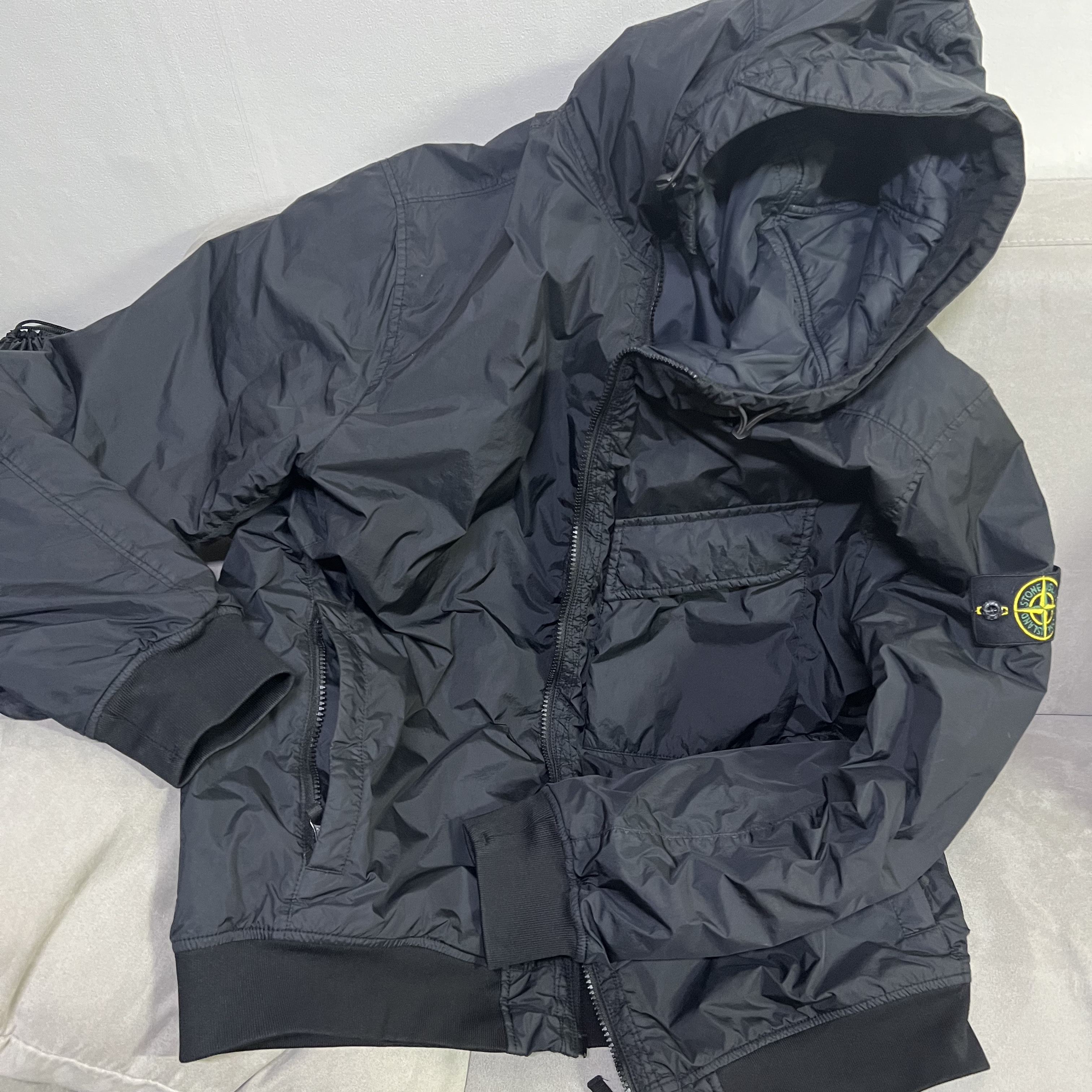 Stone Island 40723 Crinkle Reps Hooded Down Jacket Black - 22FW 착용 스타일