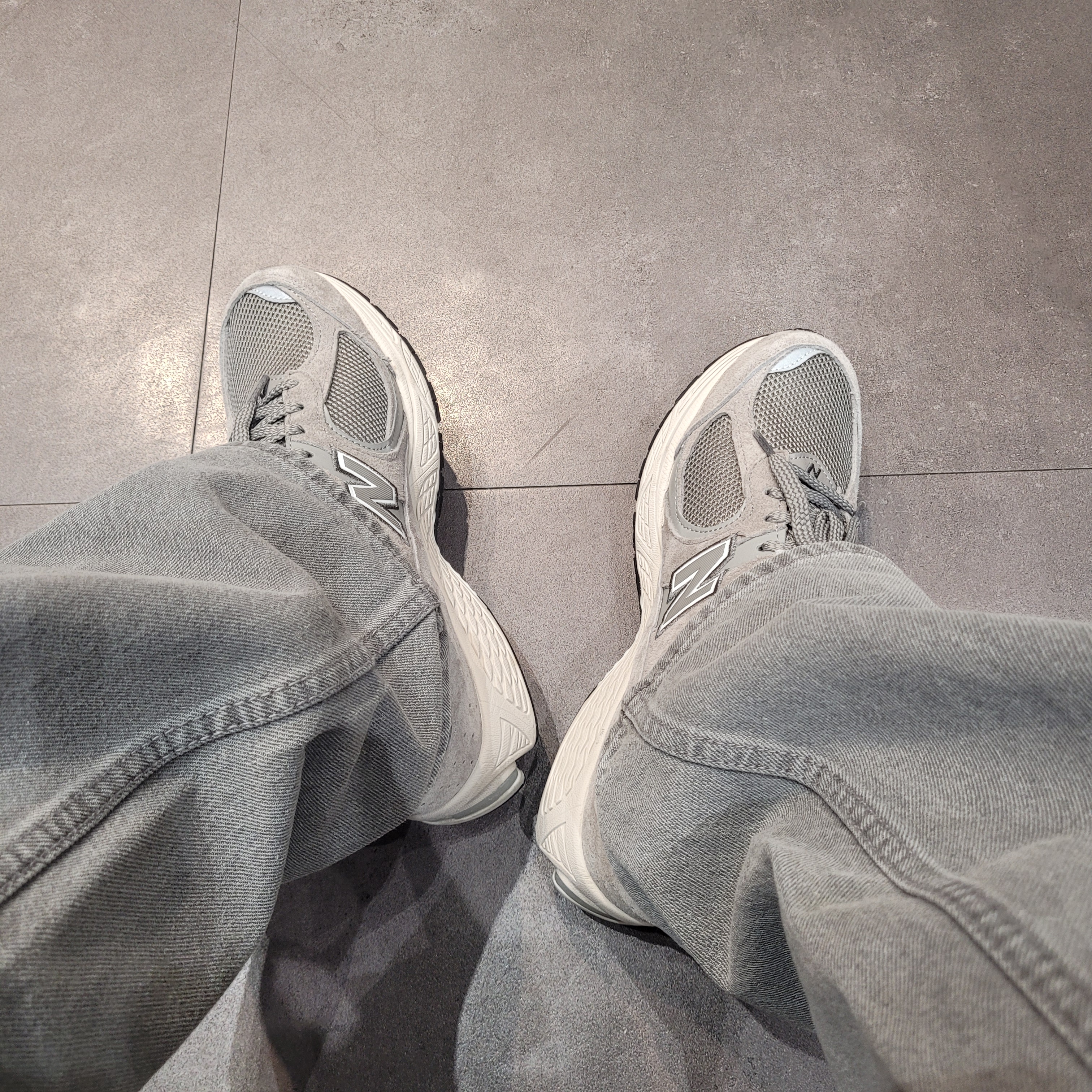 New Balance 2002R Grey 착용 스타일