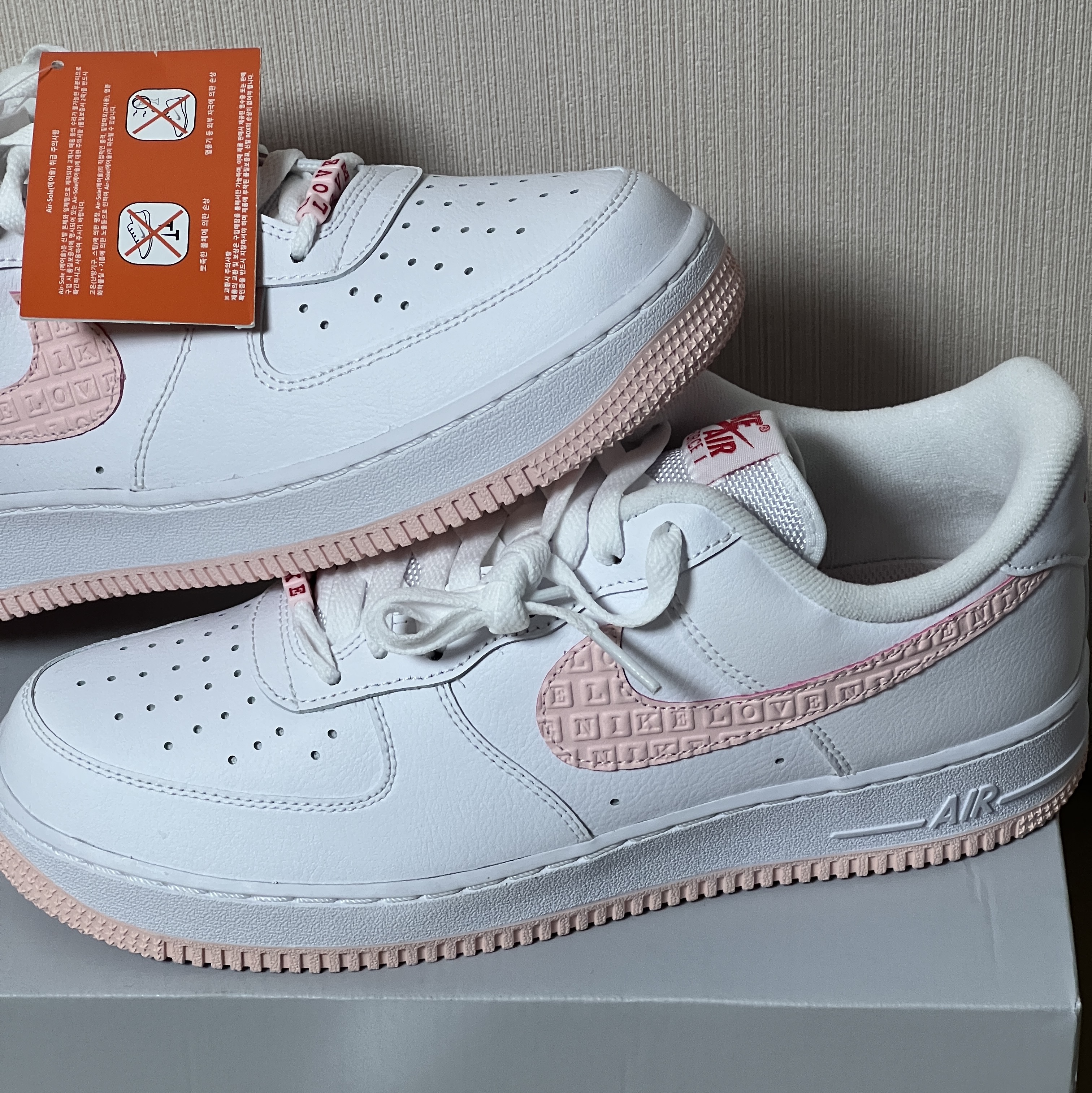 Nike Air Force 1 '07 Valentine's Day 2022 착용 스타일 - 1