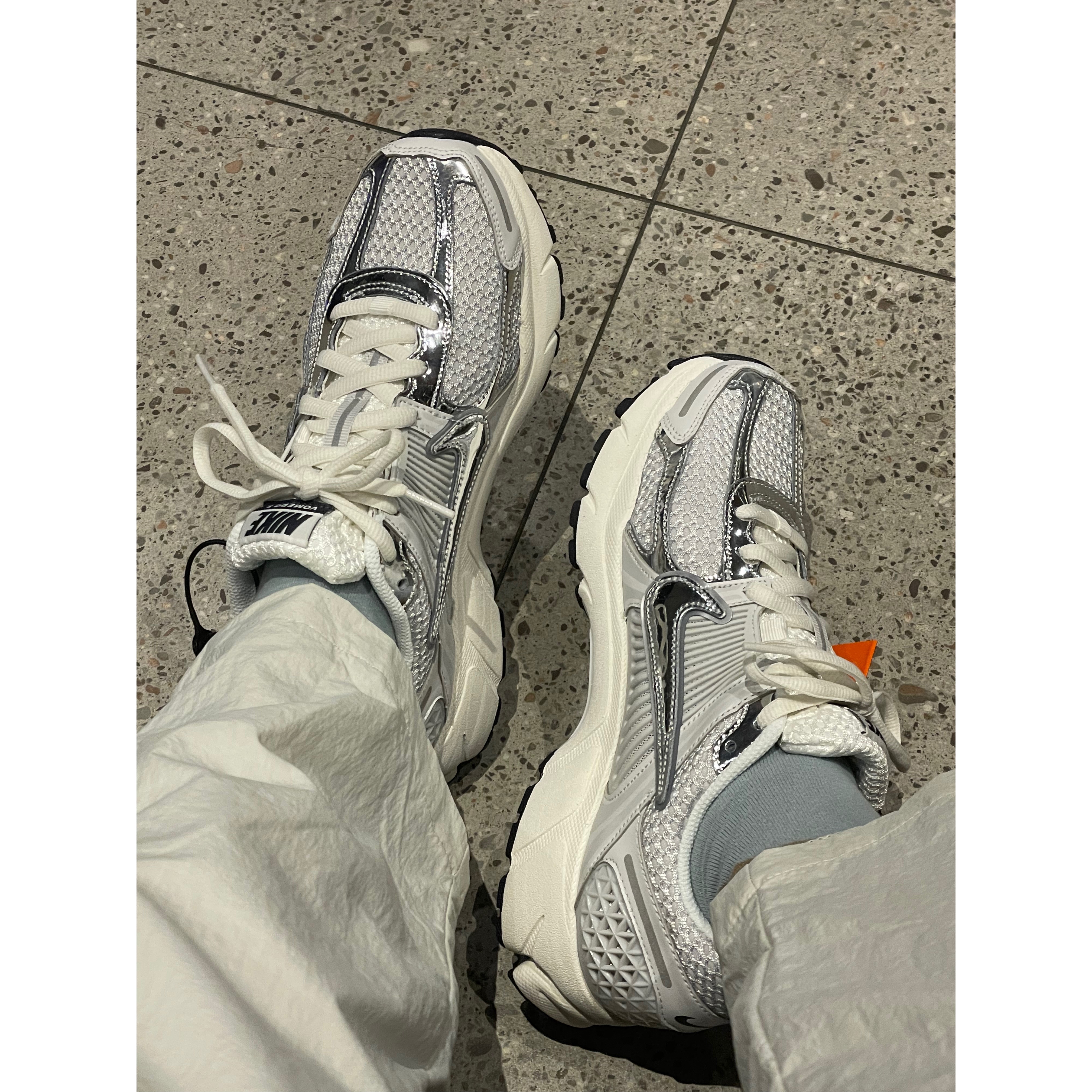 (W) Nike Zoom Vomero 5 Photon Dust and Metallic Silver 착용 스타일