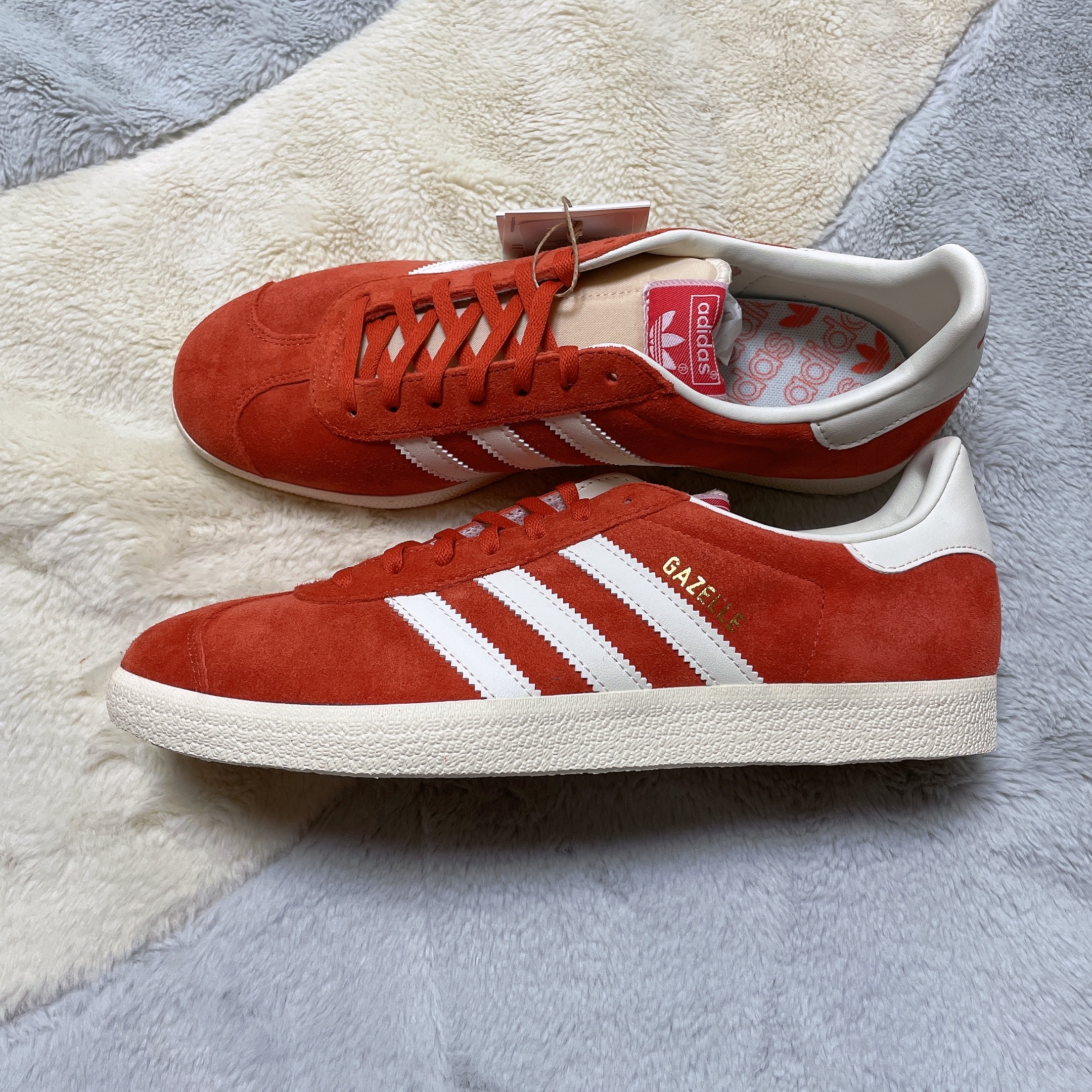 Adidas Gazelle Preloved Red Off White 착용 스타일 - 2