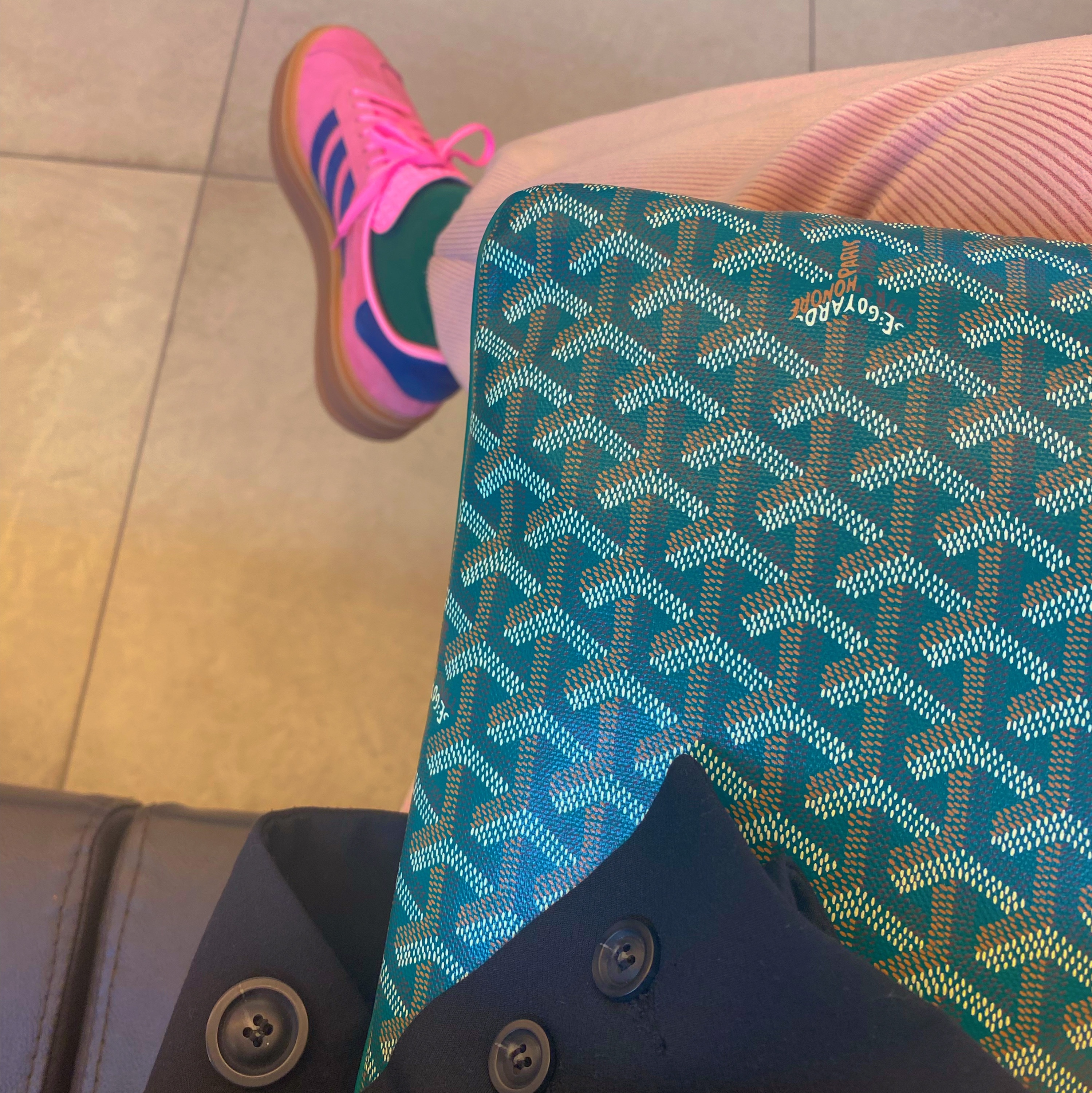 Goyard Senat Pochette MGM Green, (W) Adidas Gazelle Bold Pink Glow Victory Blue 착용 스타일