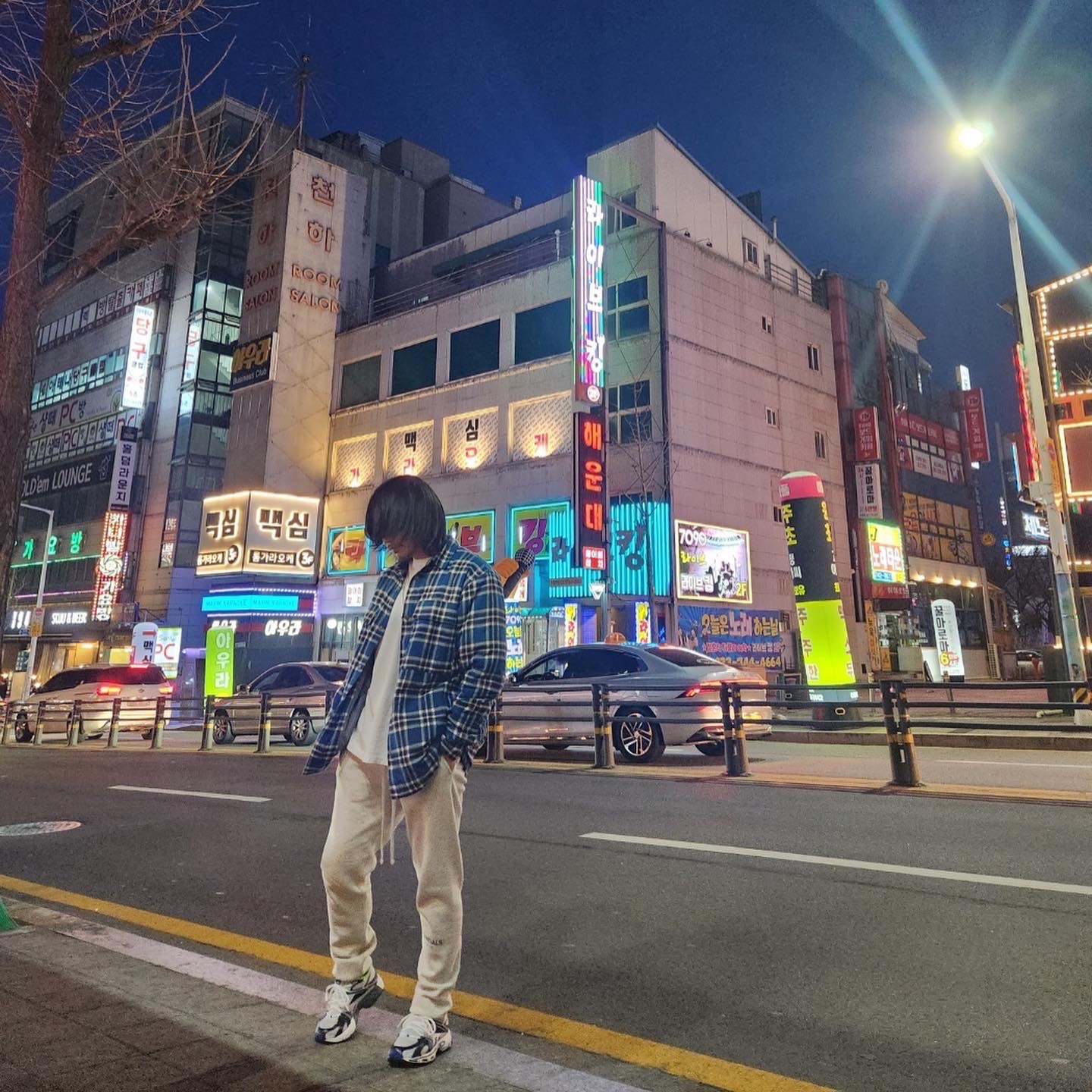 Reebok x Vetements Spike Runner 200 Grey Silver, Essentials The Core Collection Sweatpants Light Oatmeal 착용 스타일