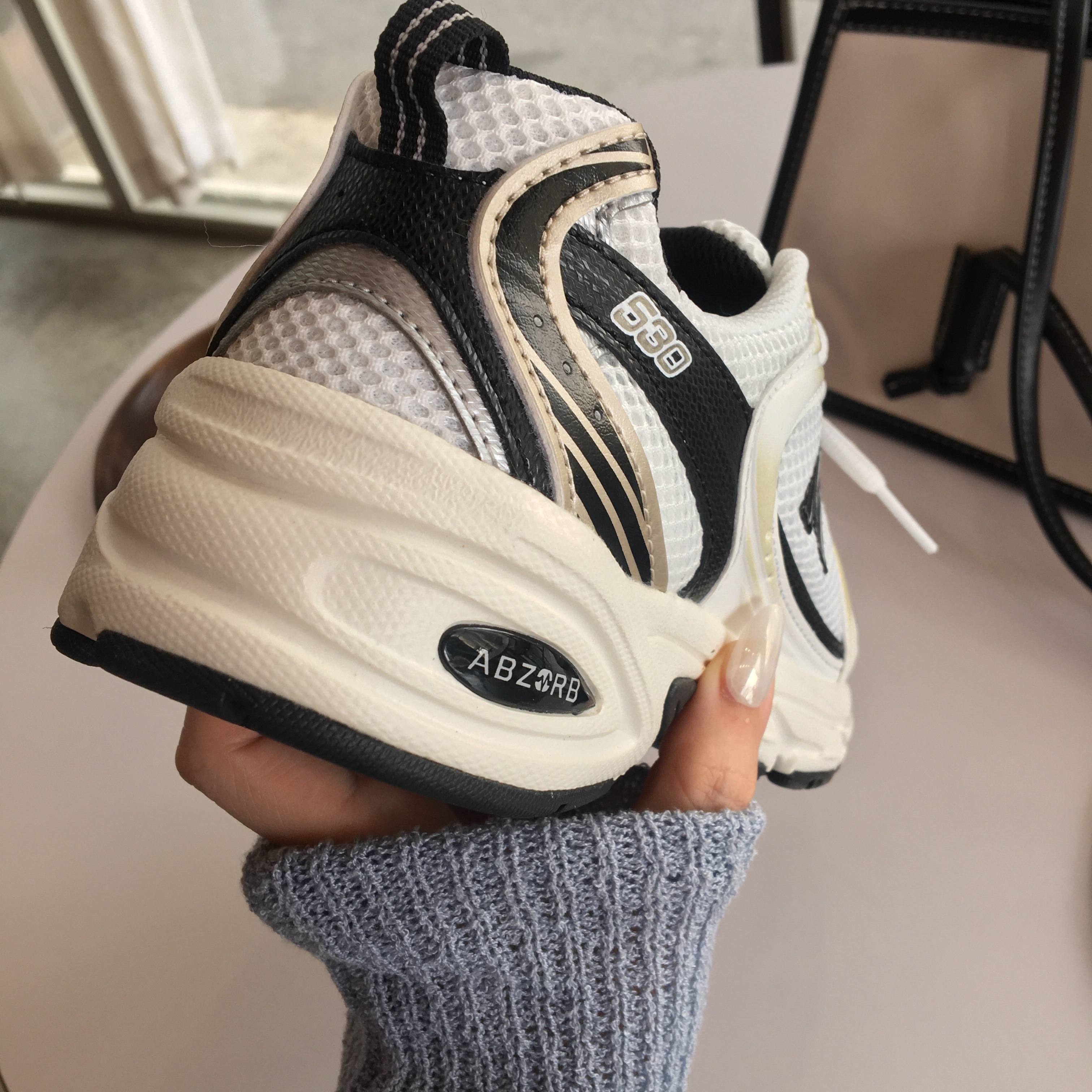 New Balance 530 White Gold 착용 스타일 - 3