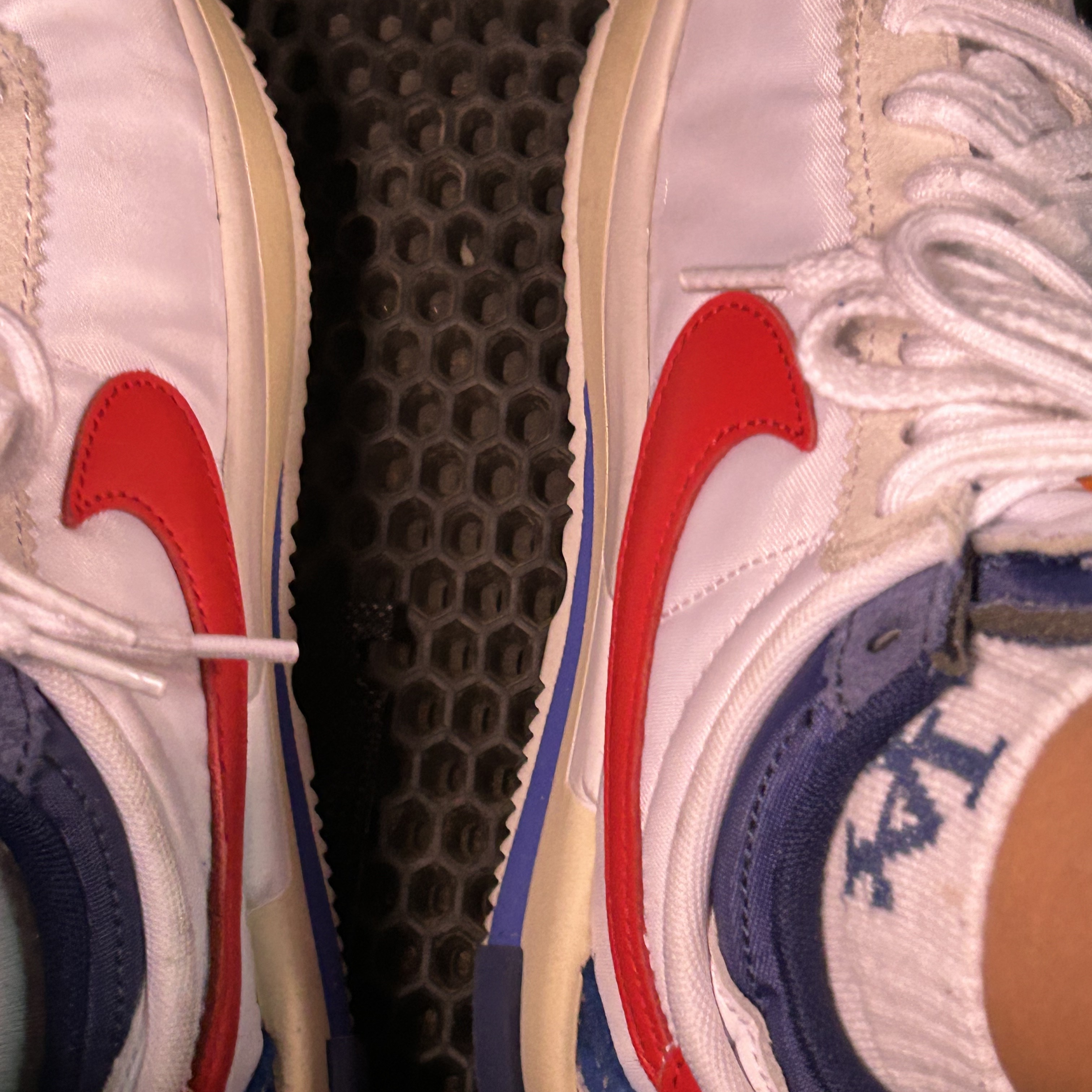 Nike x Sacai Zoom Cortez SP White and University Red 착용 스타일
