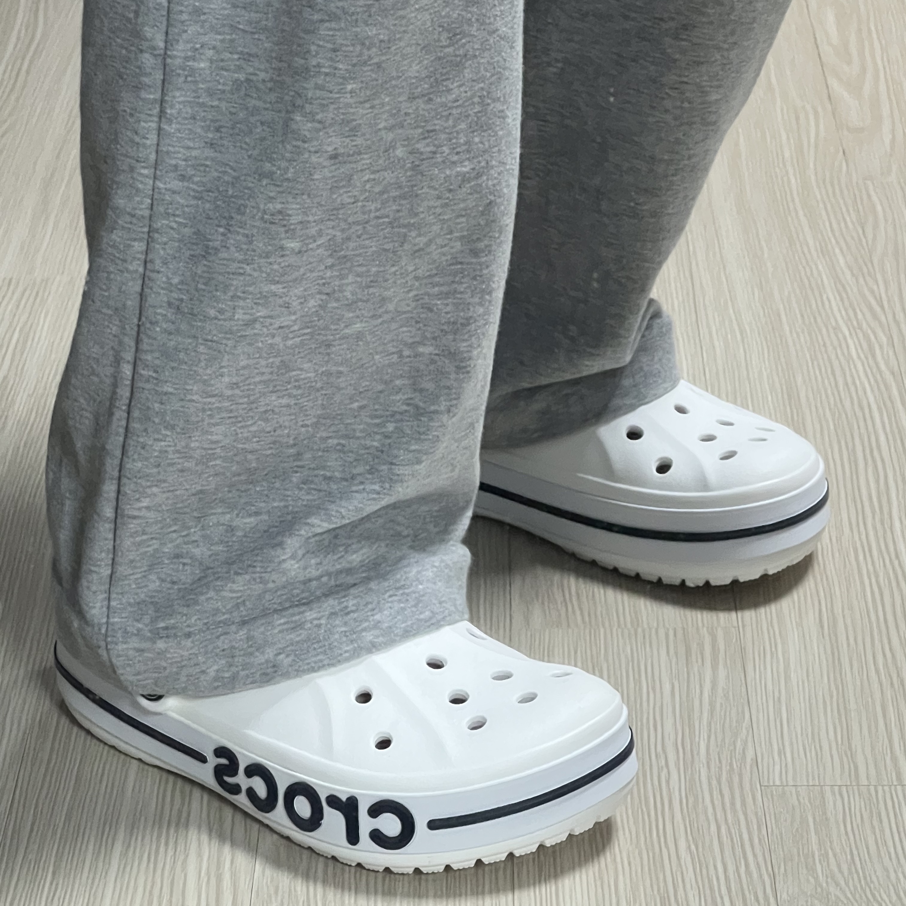 Crocs Bayaband Clog White Navy 착용 스타일