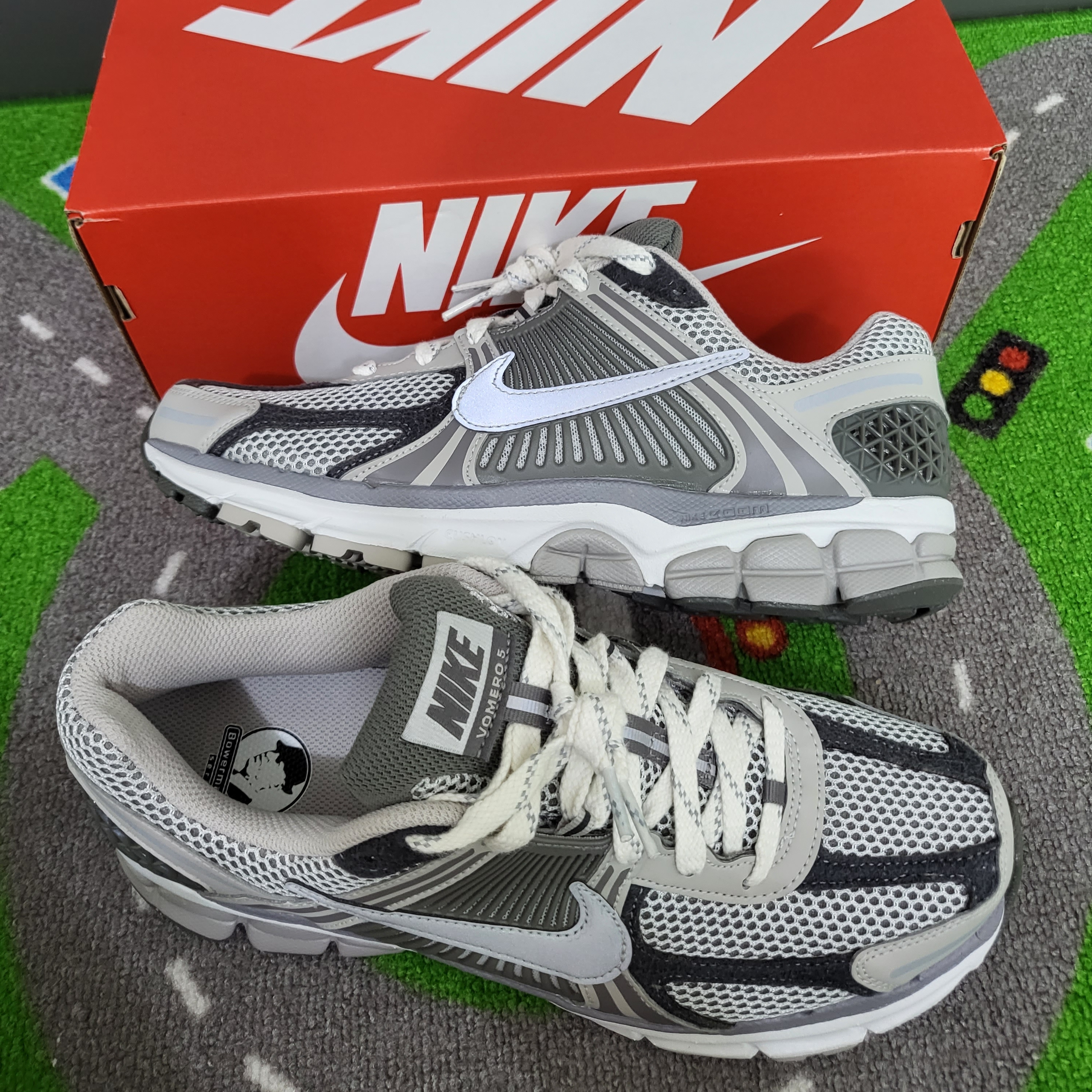 Nike Zoom Vomero 5 PRM Light Iron Ore and Flat Fewter 착용 스타일 - 3