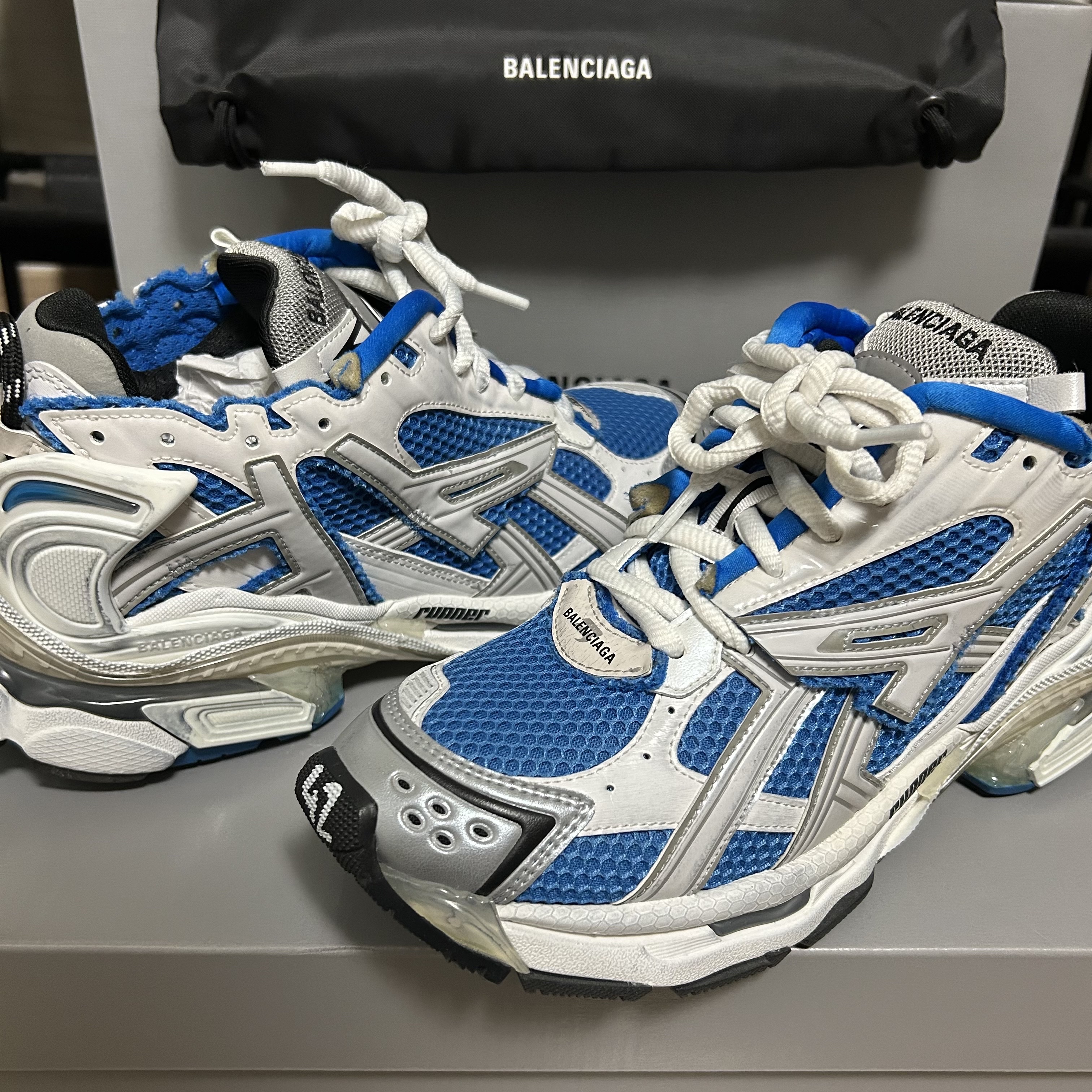 Balenciaga Runner Sneakers Blue White, Balenciaga Defender Sneakers Black 착용 스타일 - 4