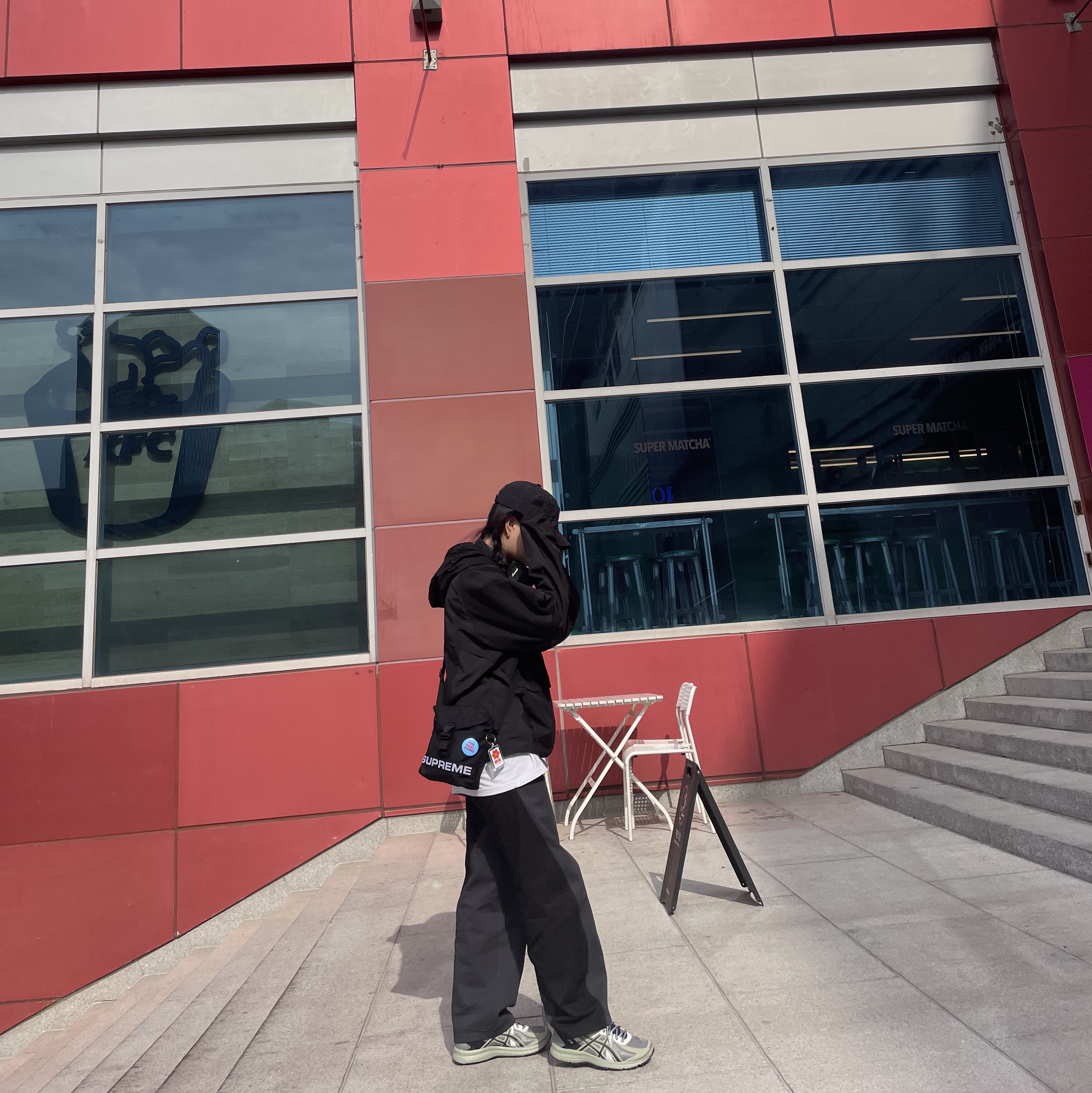 Supreme Field Side Bag Black - 23SS 착용 스타일 - 1