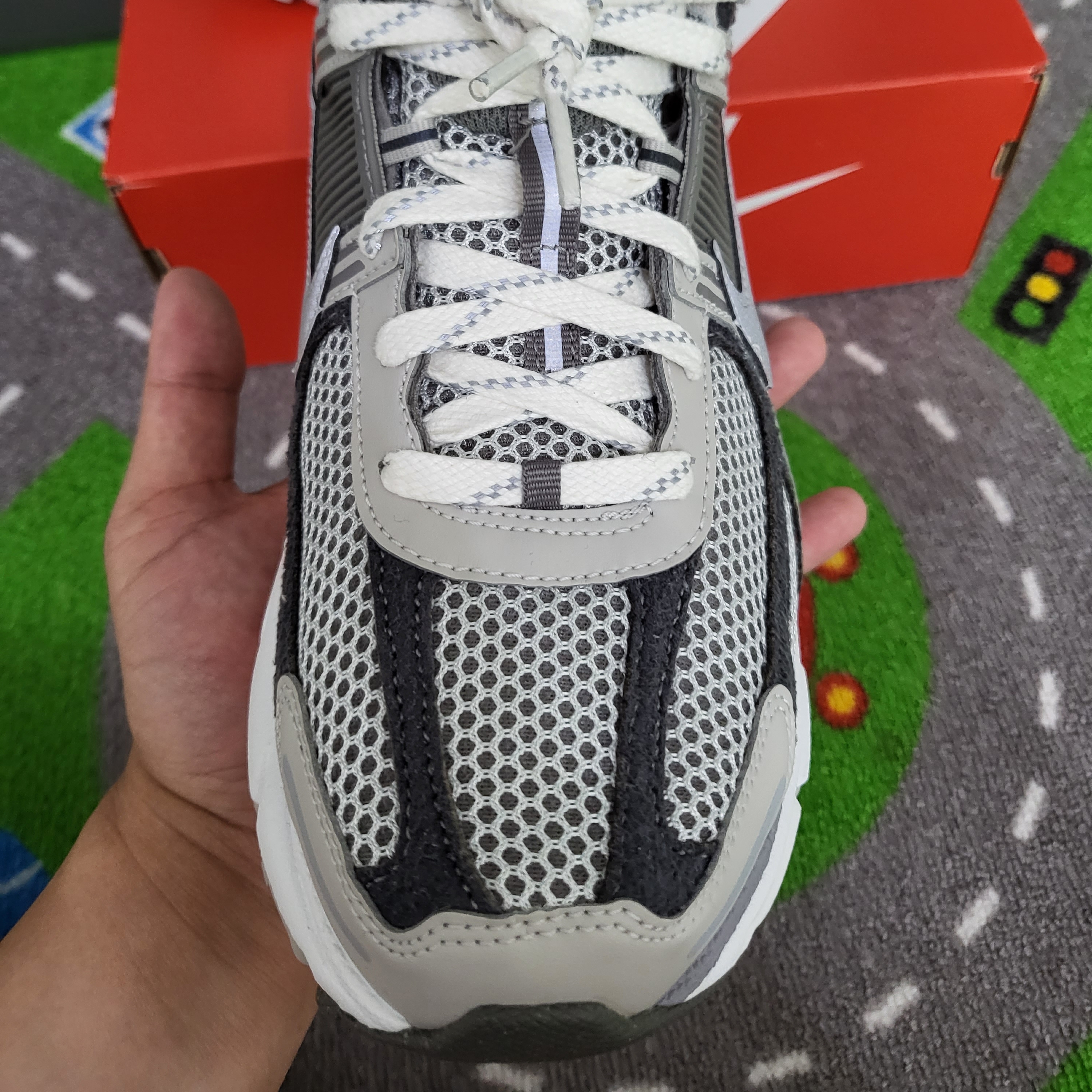 Nike Zoom Vomero 5 PRM Light Iron Ore and Flat Fewter 착용 스타일 - 2