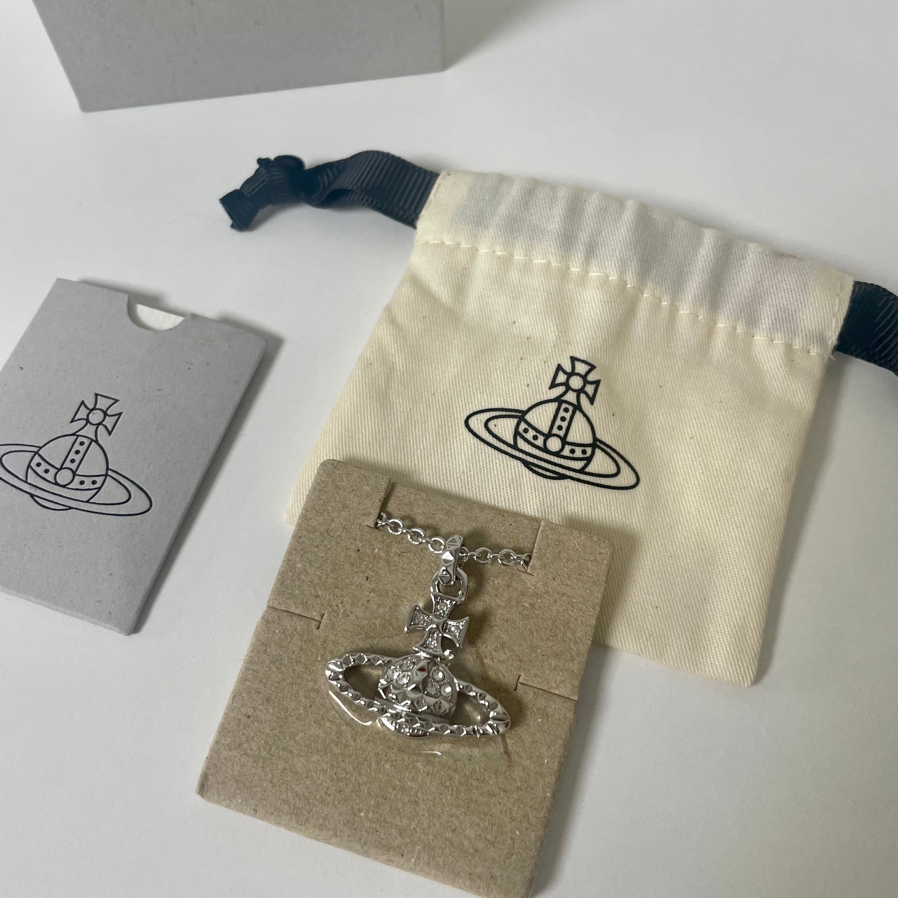 Vivienne Westwood Mayfair Bas Relief Pendant Silver 착용 스타일