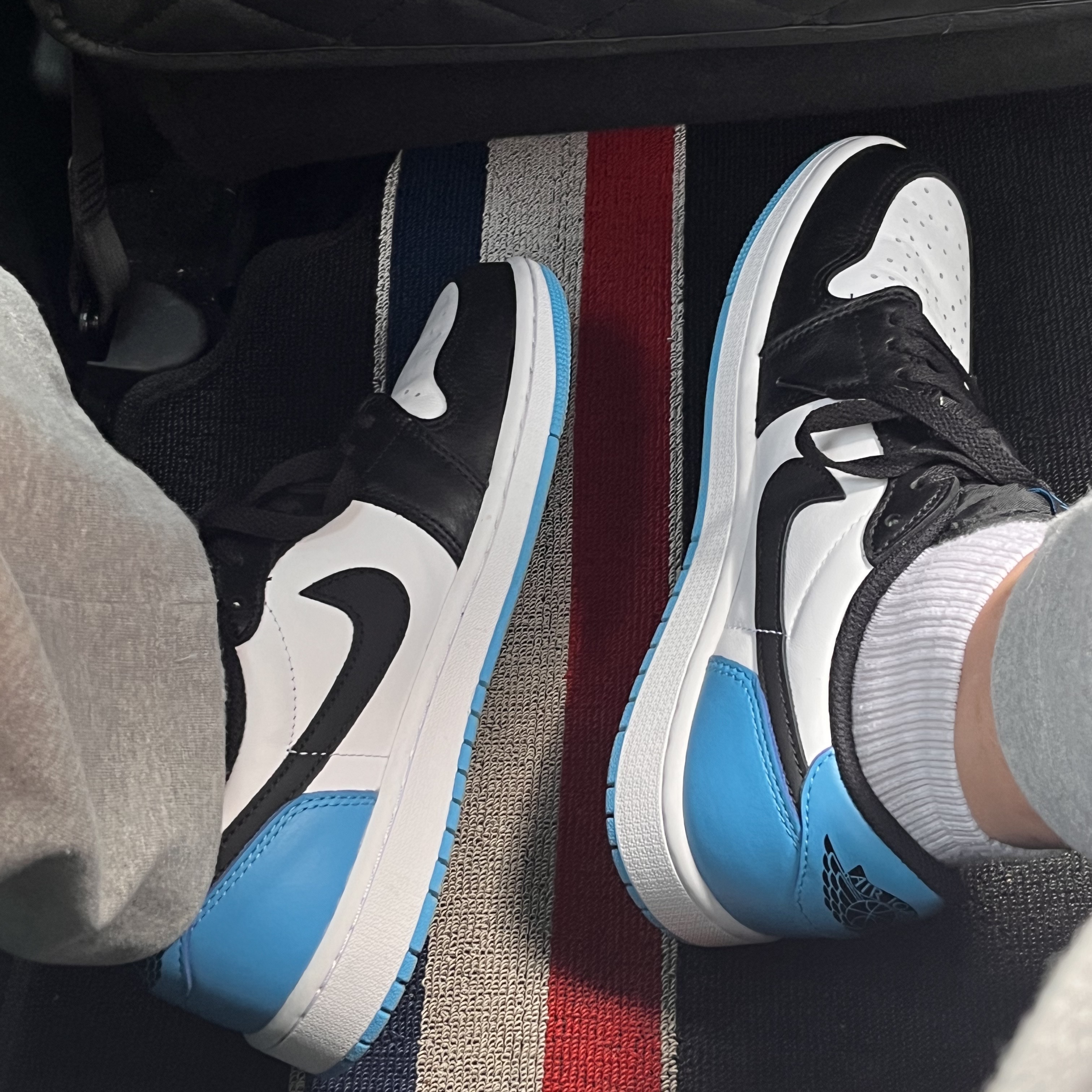 Jordan 1 Retro Low OG Black and Dark Powder Blue 착용 스타일