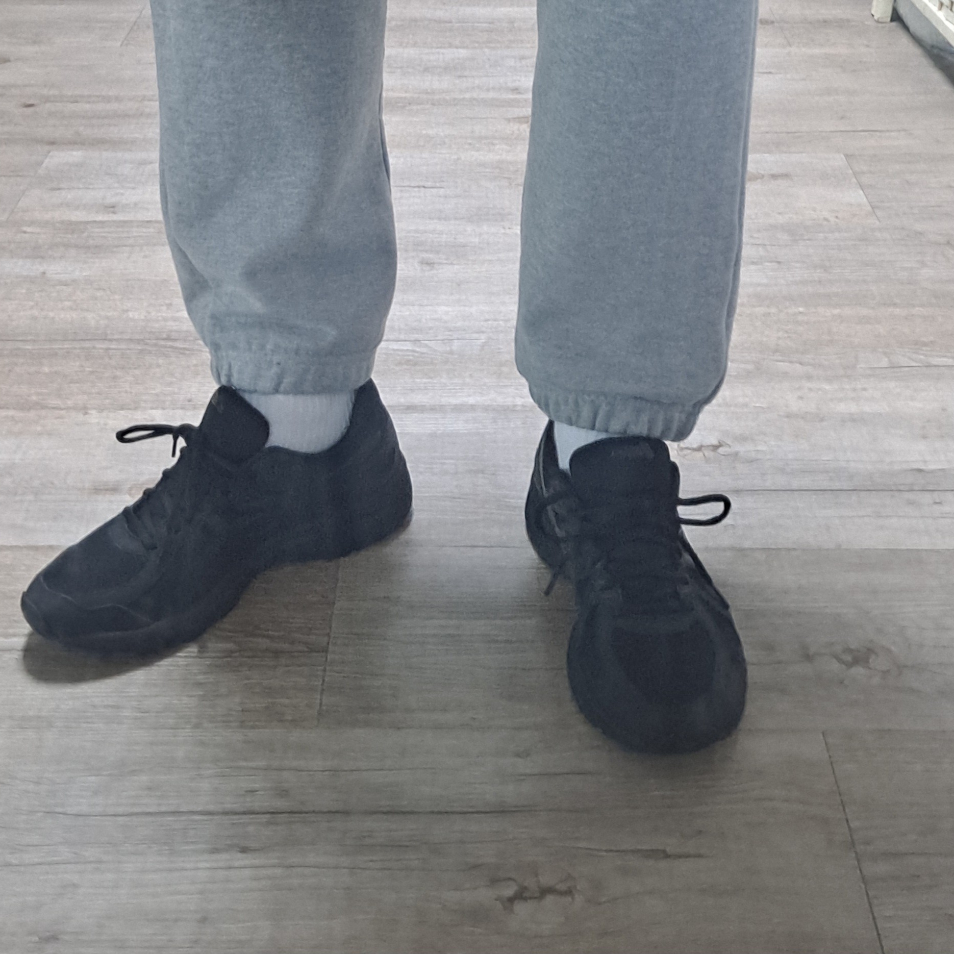 Asics Jog 100 T Black - 4E Extra Wide 착용 스타일 - 1