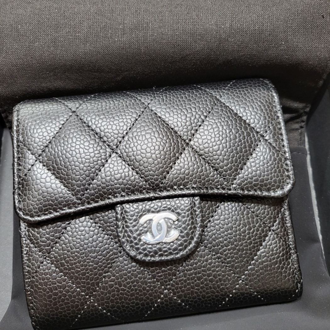 Chanel Small Classic Flap Wallet Grained Calfskin & Silver Black 착용 스타일 - 4