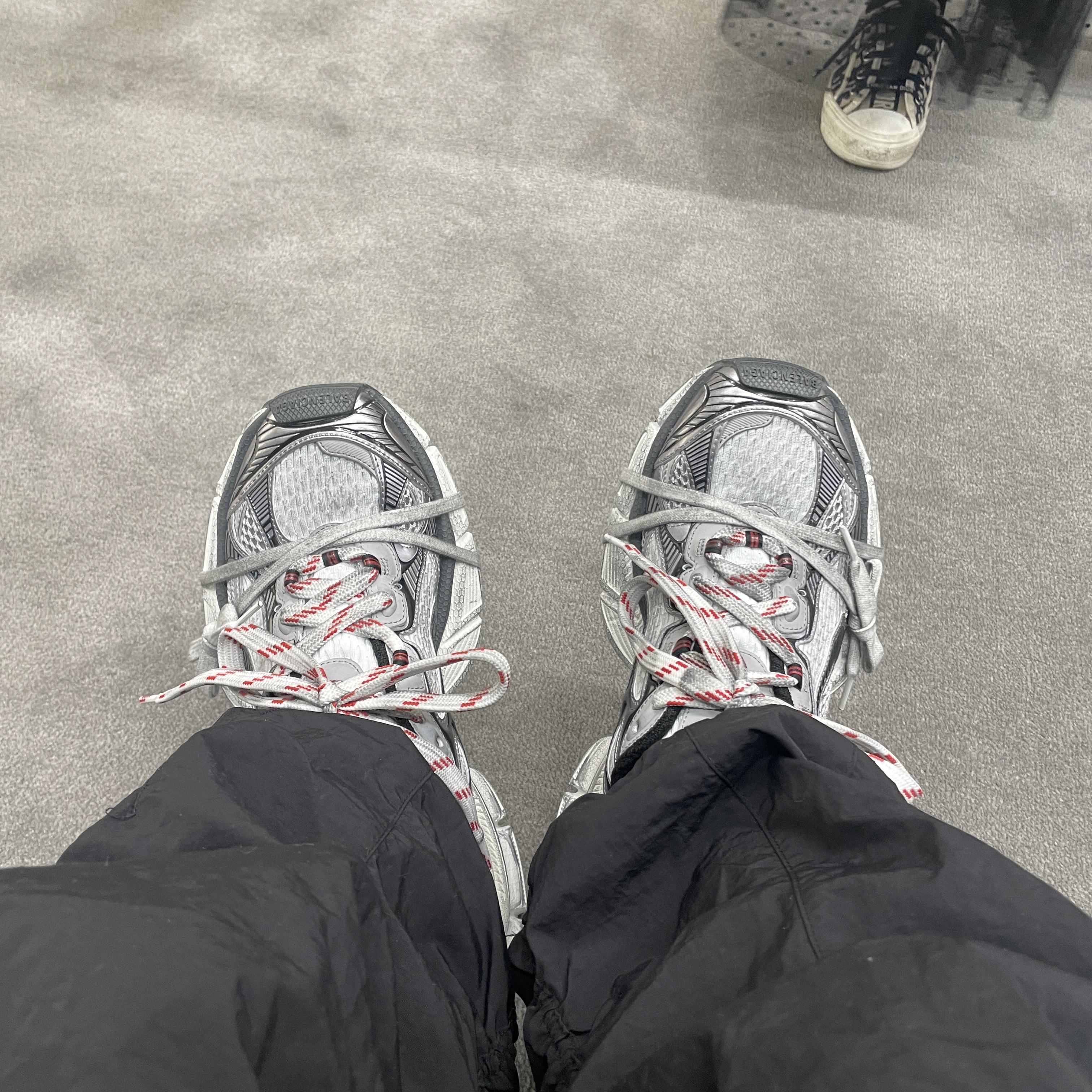 Balenciaga 3XL Sneakers Grey White Red 착용 스타일 - 2