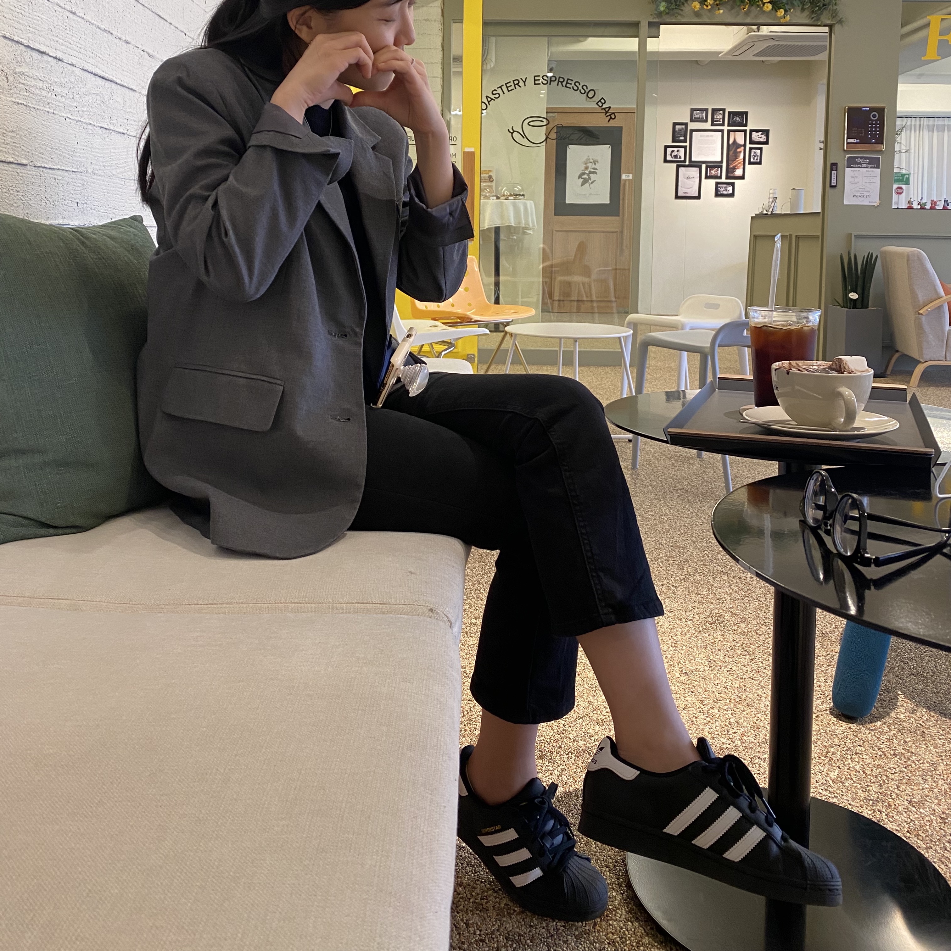Adidas Superstar Core Black White 착용 스타일
