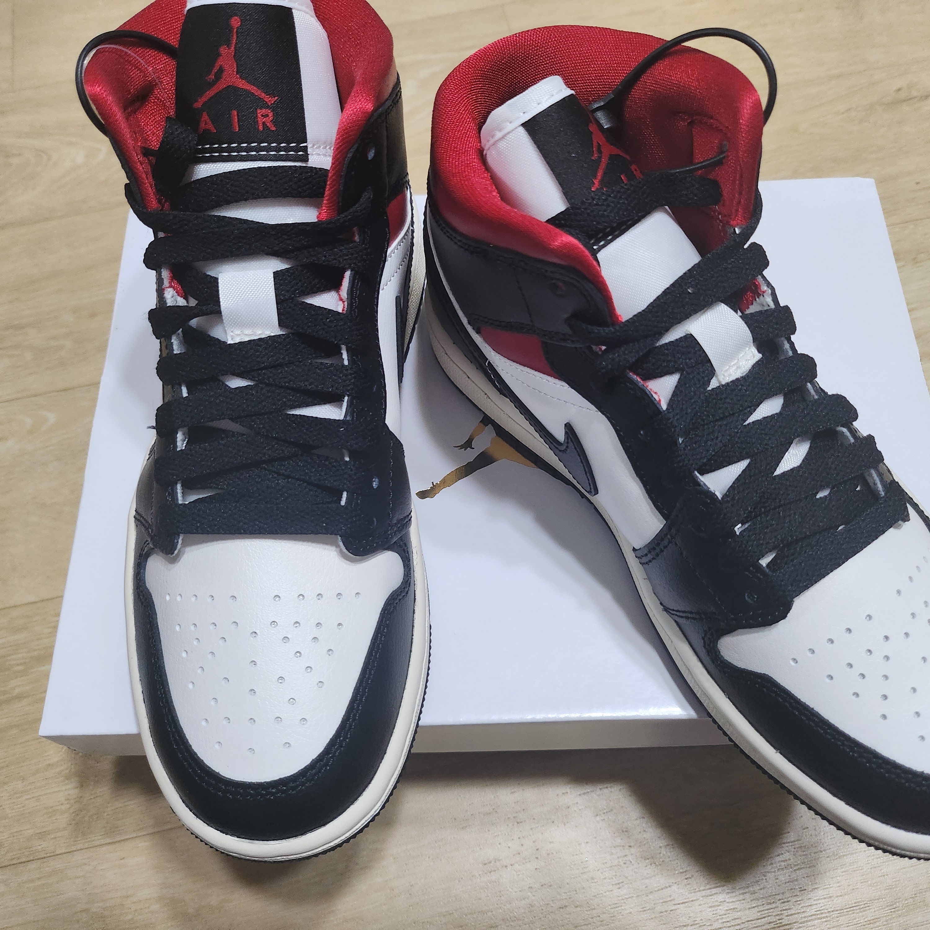 (W) Jordan 1 Mid Black Gym Red 착용 스타일