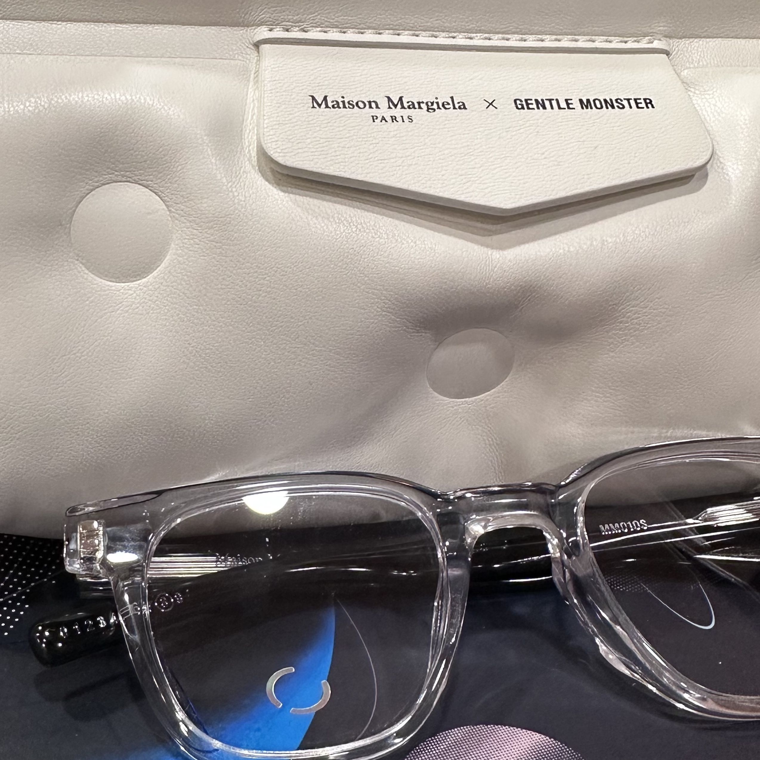 Gentle Monster x Maison Margiela MM010S Clear Black Gradient 착용 스타일 - 2