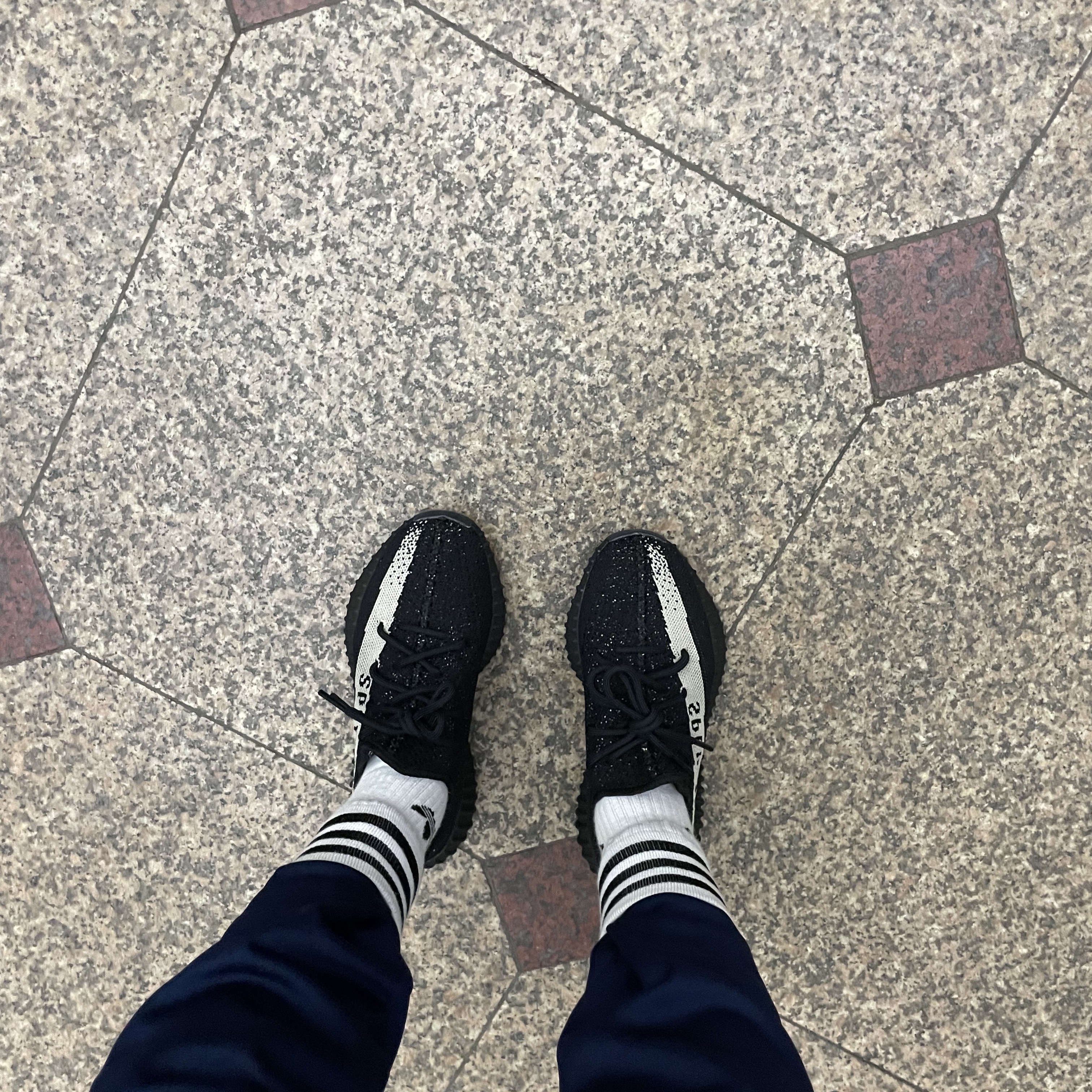 Adidas Yeezy Boost 350 V2 Core Black White 2022 착용 스타일
