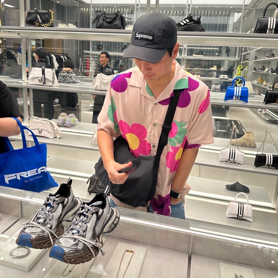 Louis Vuitton x YK Pocket Organizer Black Red, Balenciaga 3XL Sneakers Worn Out Grey White Blue 착용 스타일 - 2